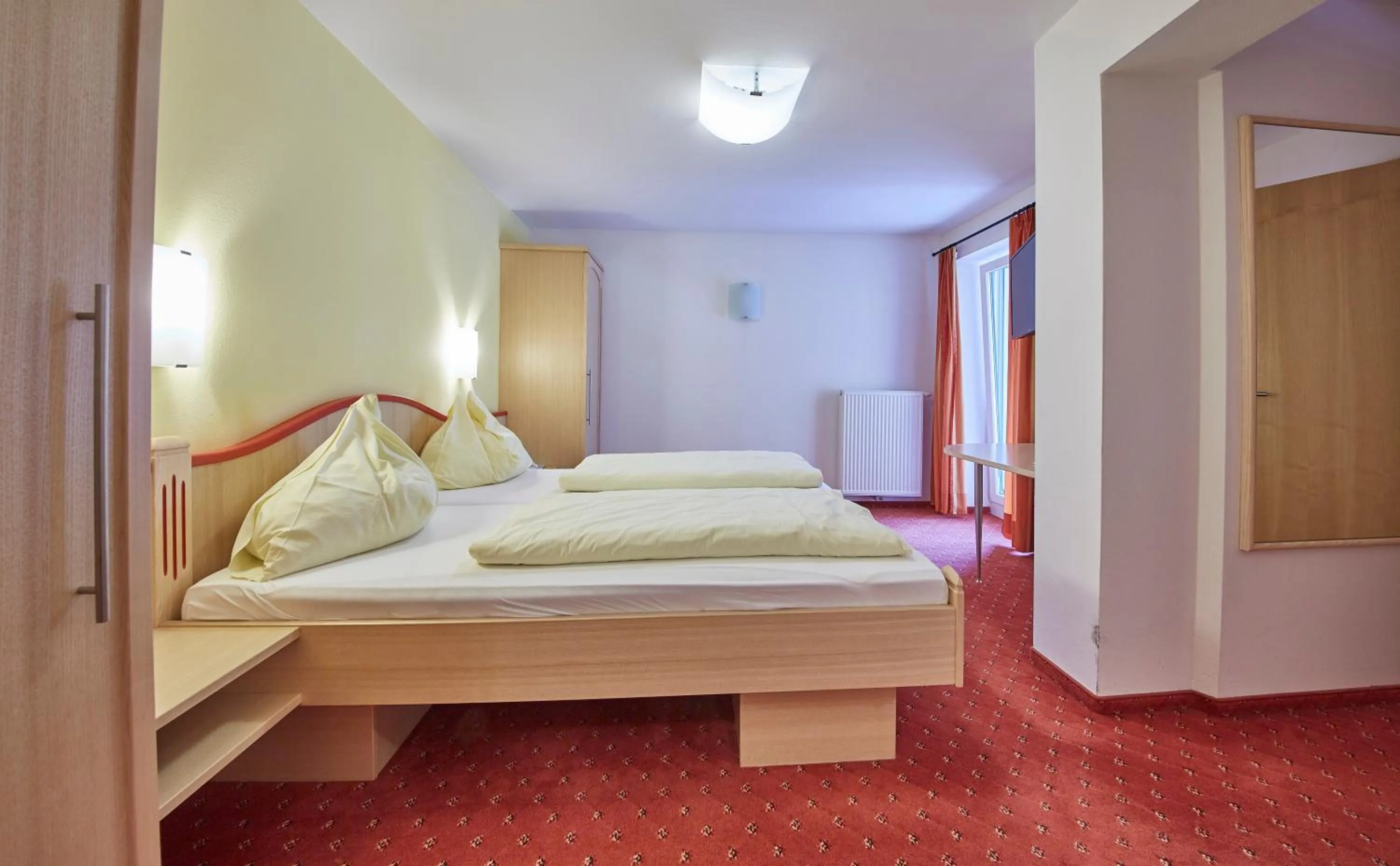 Photo of the whole room, Bed in Hotel Gungau