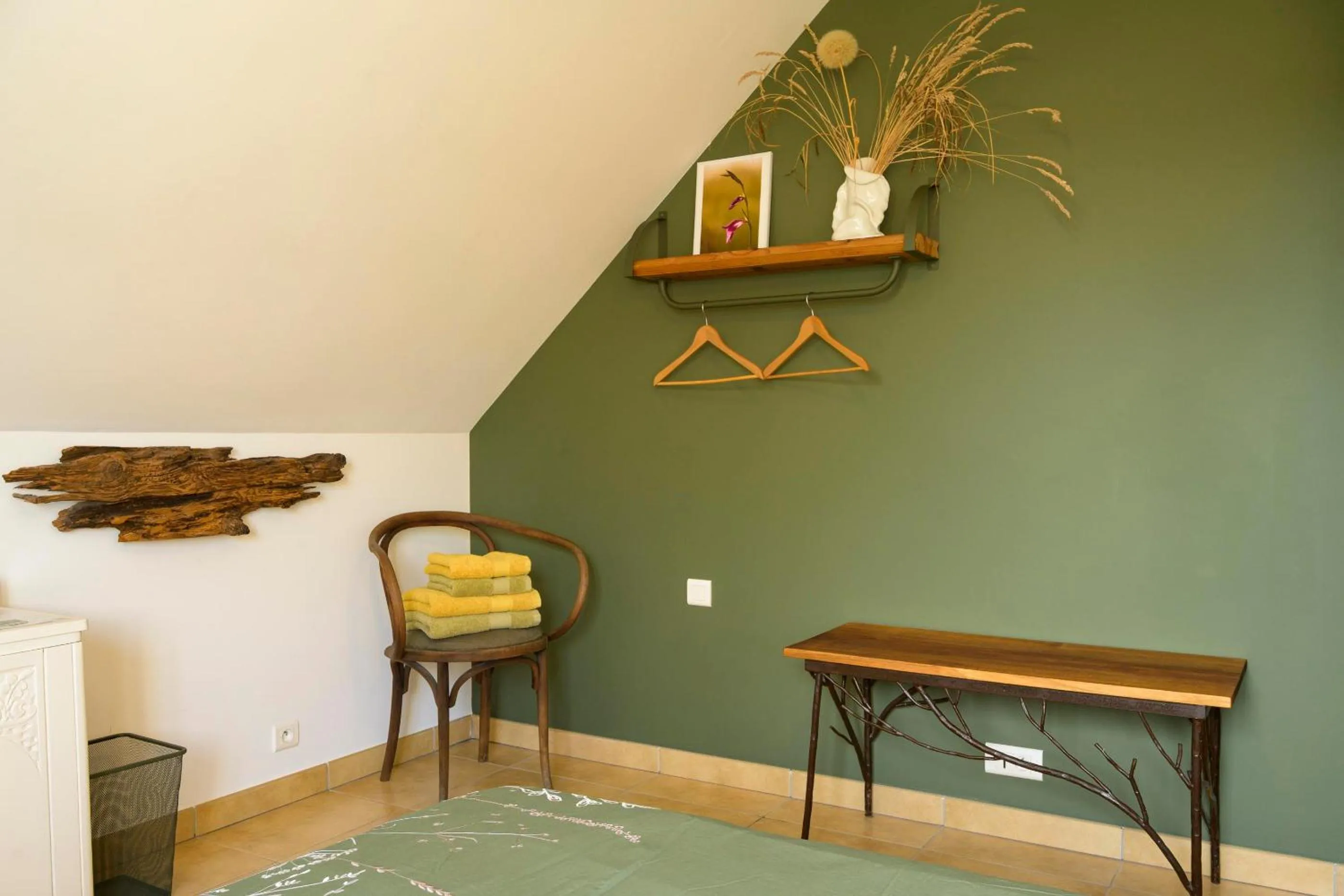 Decorative detail in chambre d'hôtes de charme, un temps en forêt