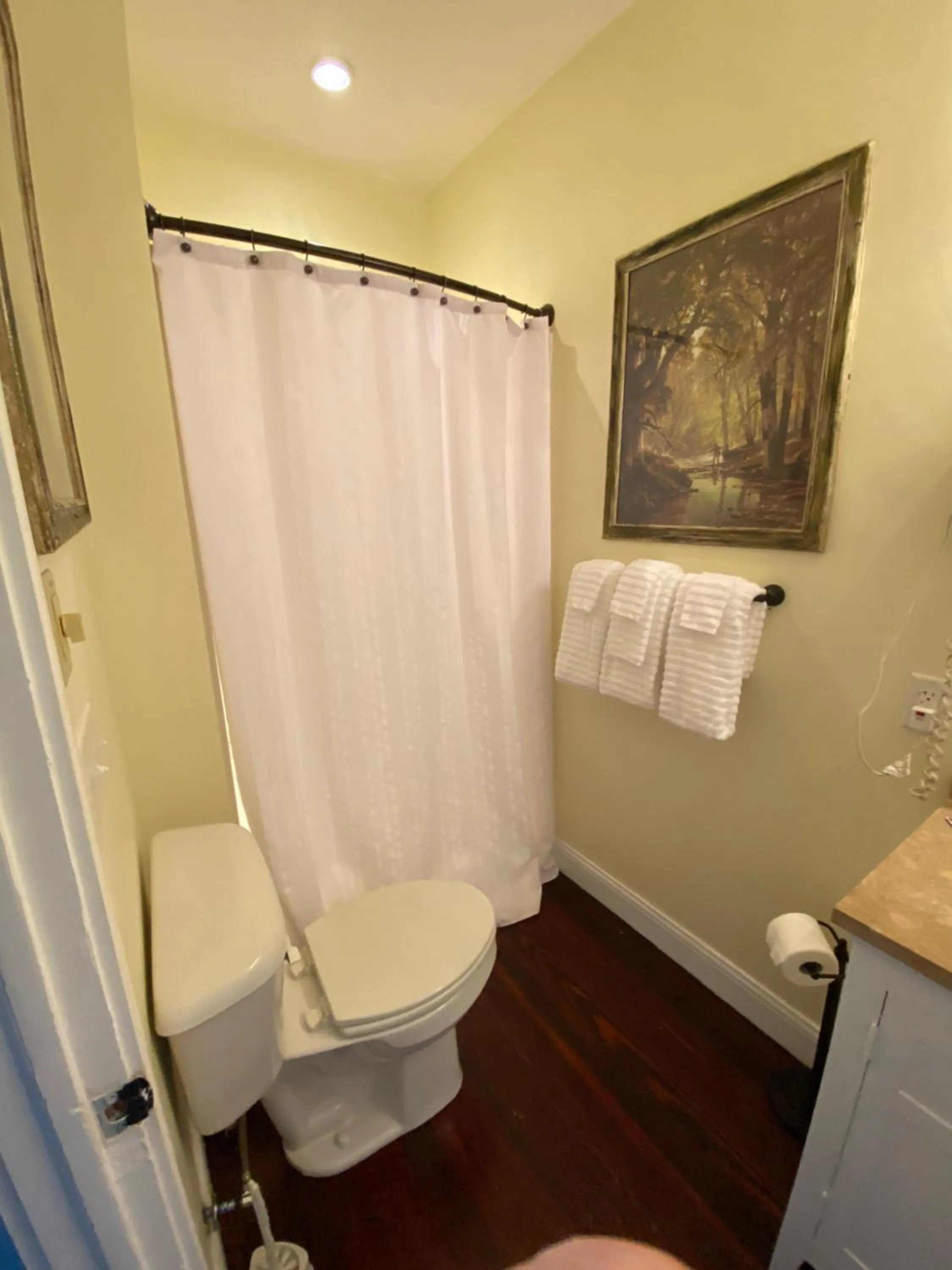 Bathroom in Twin Lakes Creamery, Grill & Inn