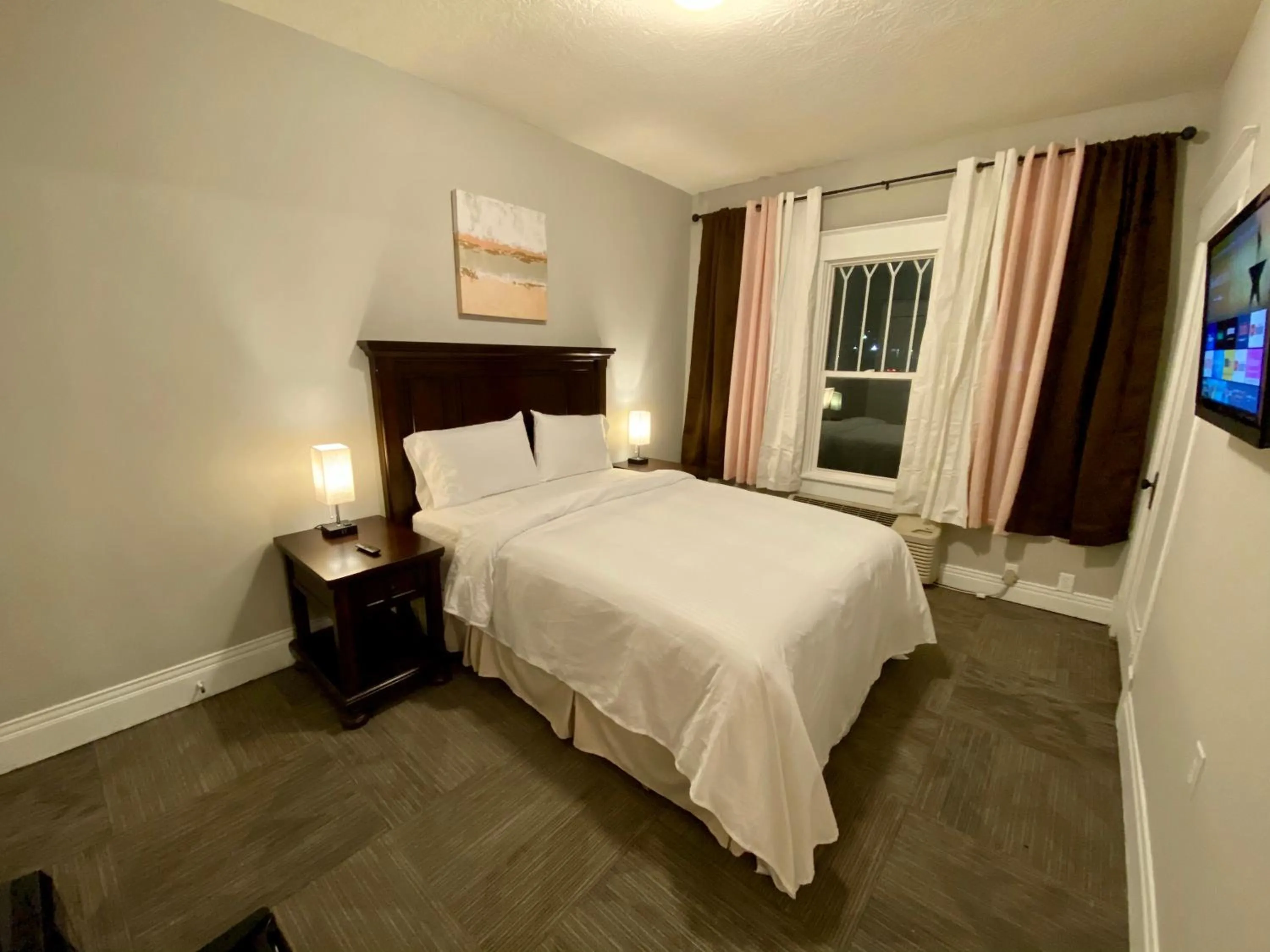 Bed in Twin Lakes Creamery, Grill & Inn