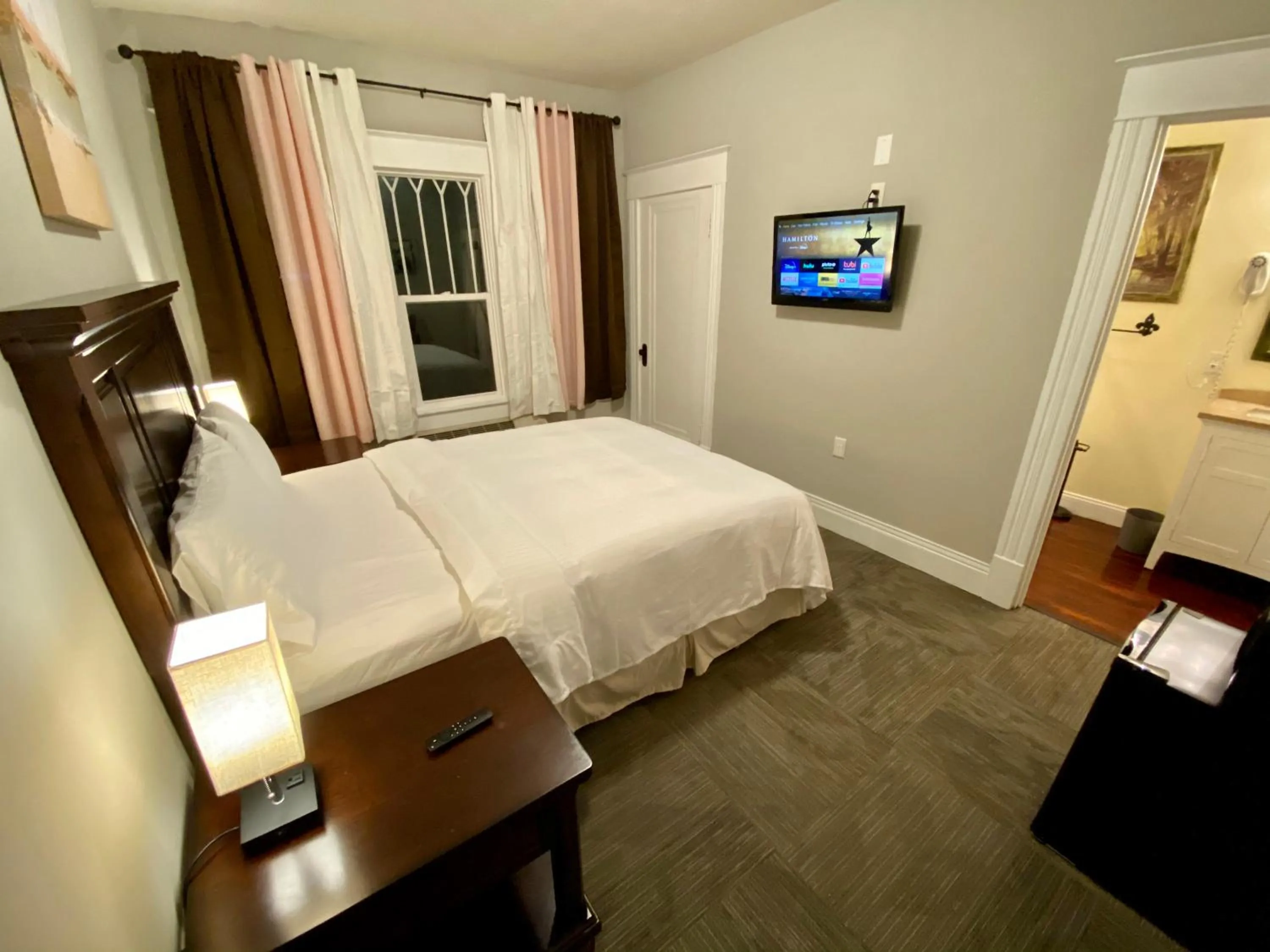 Bed in Twin Lakes Creamery, Grill & Inn