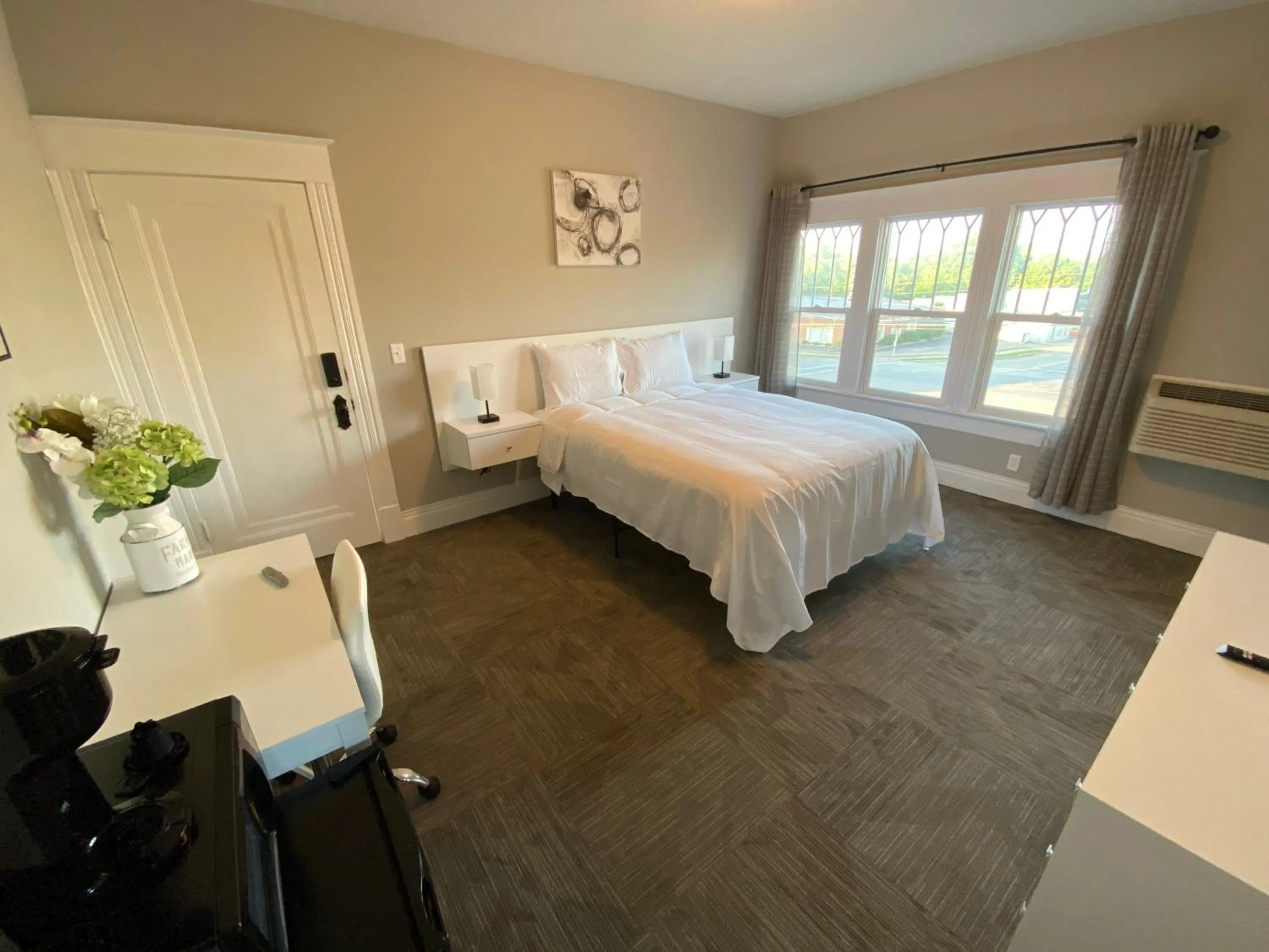 Bed in Twin Lakes Creamery, Grill & Inn