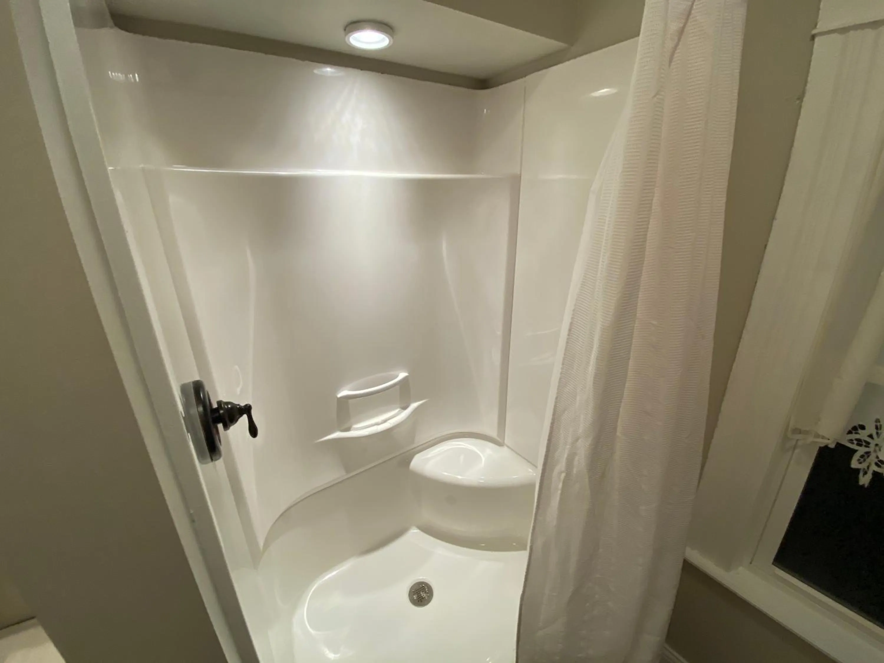 Twin Lakes Creamery, Grill & Inn