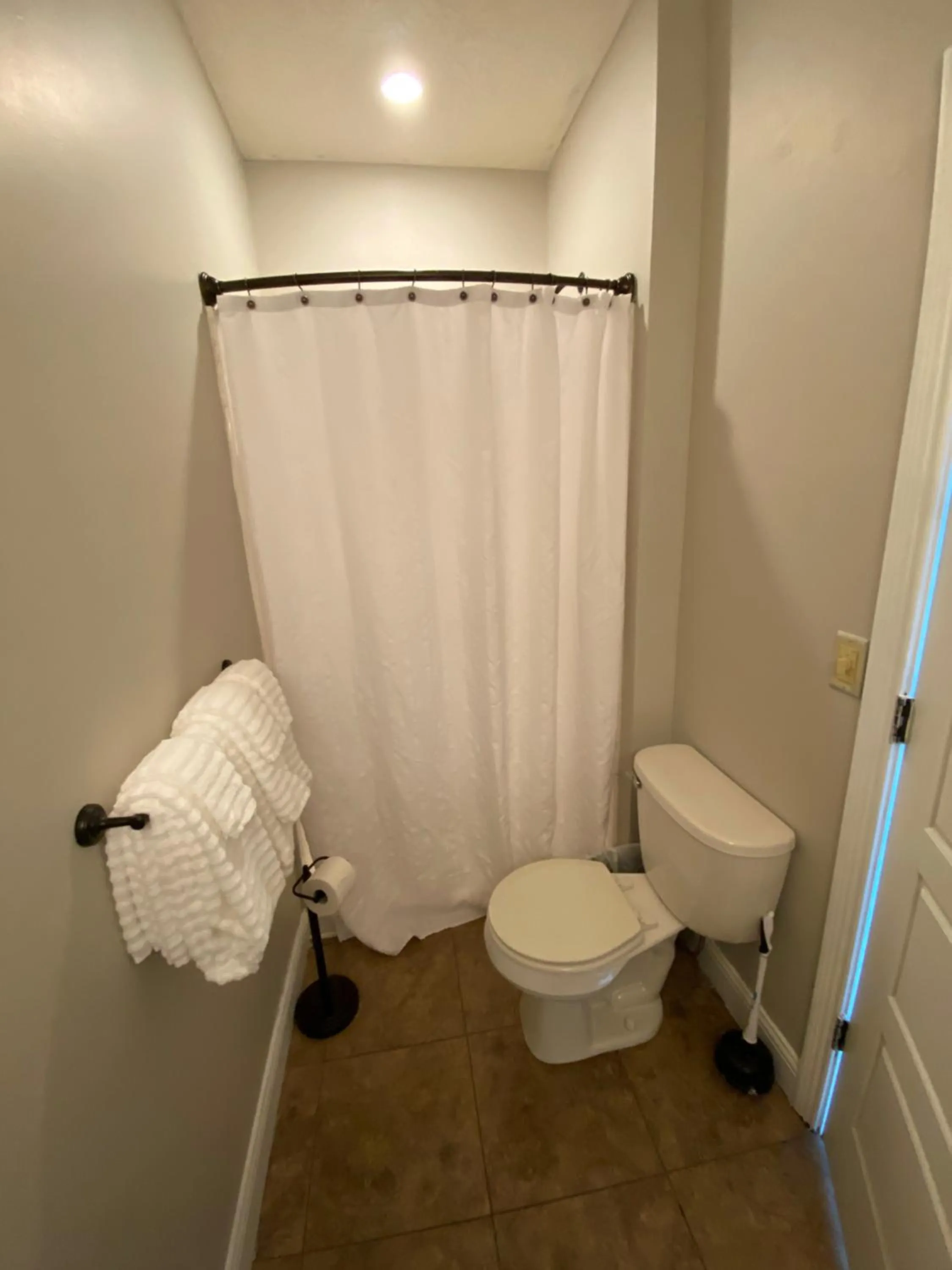 Bathroom in Twin Lakes Creamery, Grill & Inn