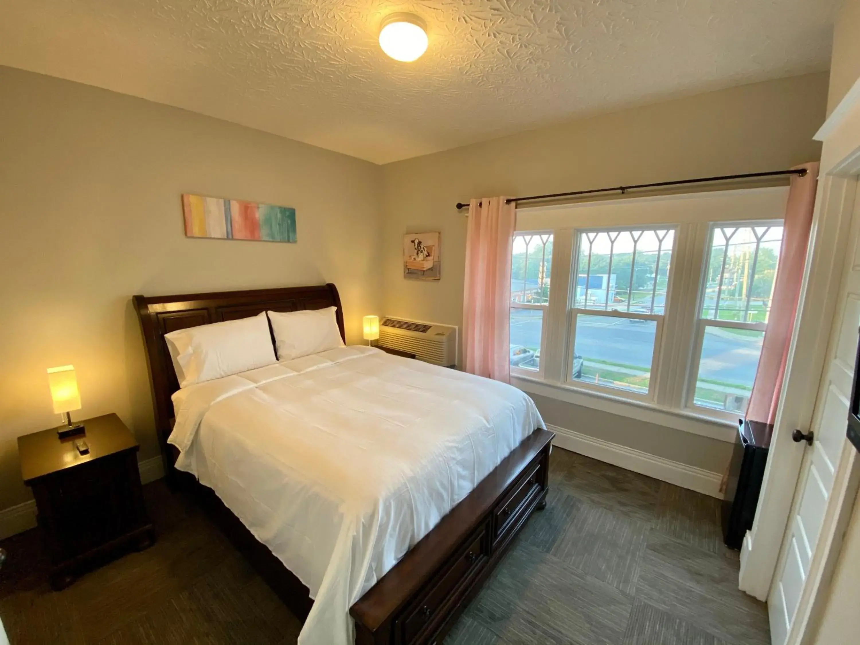 Queen Room in Twin Lakes Creamery, Grill & Inn Queen Room in Twin Lakes Creamery, Grill & Inn