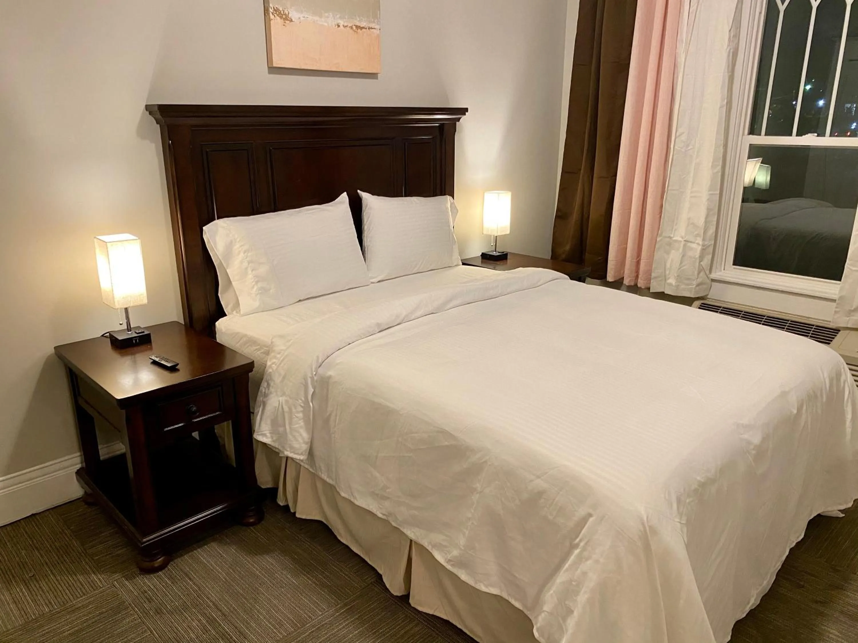 Bed in Twin Lakes Creamery, Grill & Inn