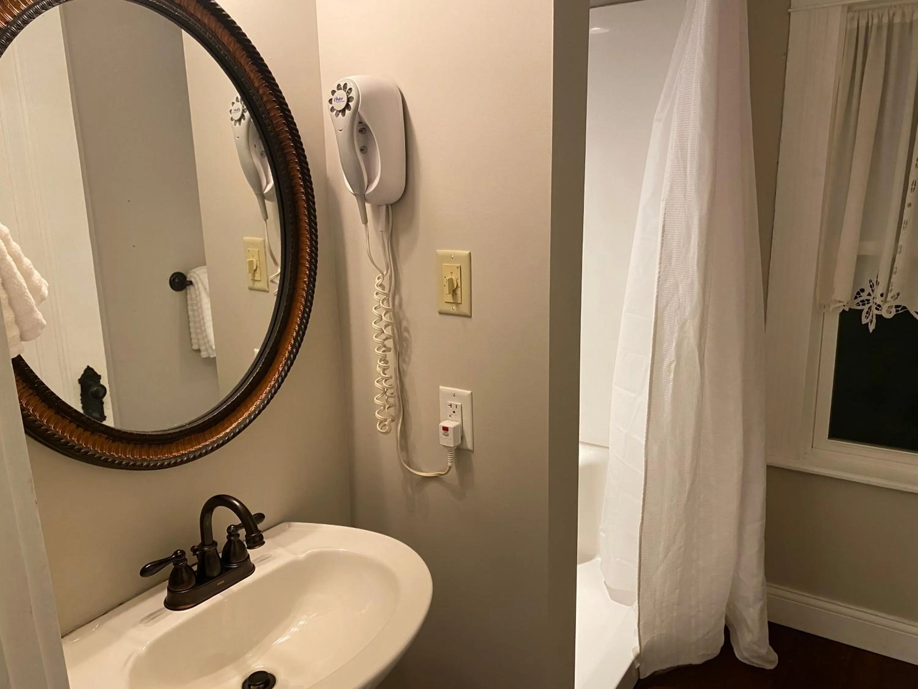 Twin Lakes Creamery, Grill & Inn