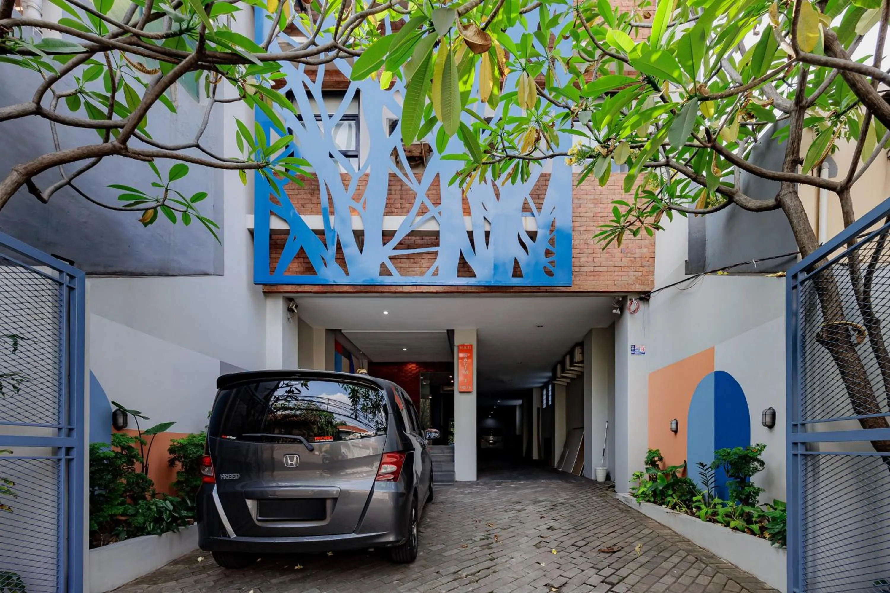 RedDoorz Plus near Radio Dalam 3