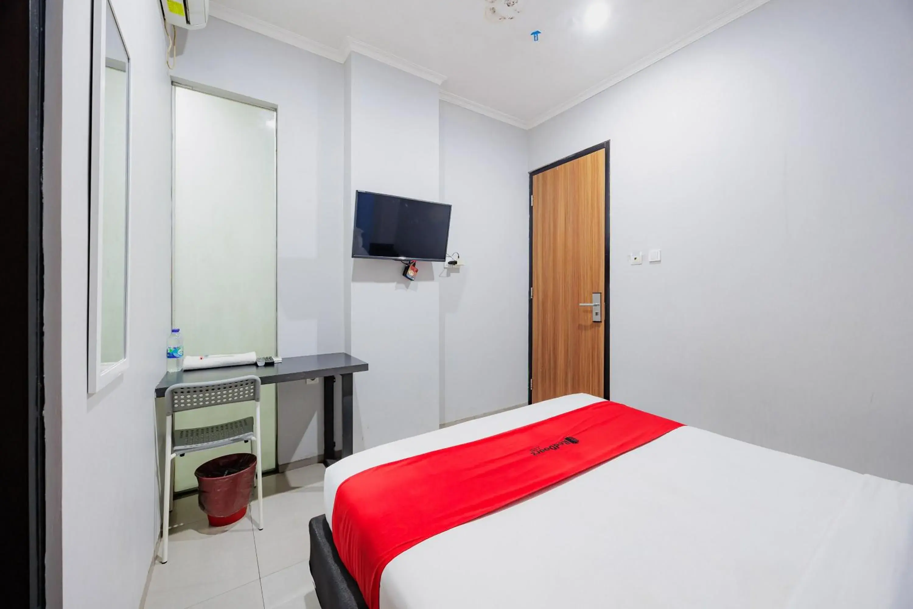 Double Room in RedDoorz Plus near Radio Dalam 3 Double Room in RedDoorz Plus near Radio Dalam 3