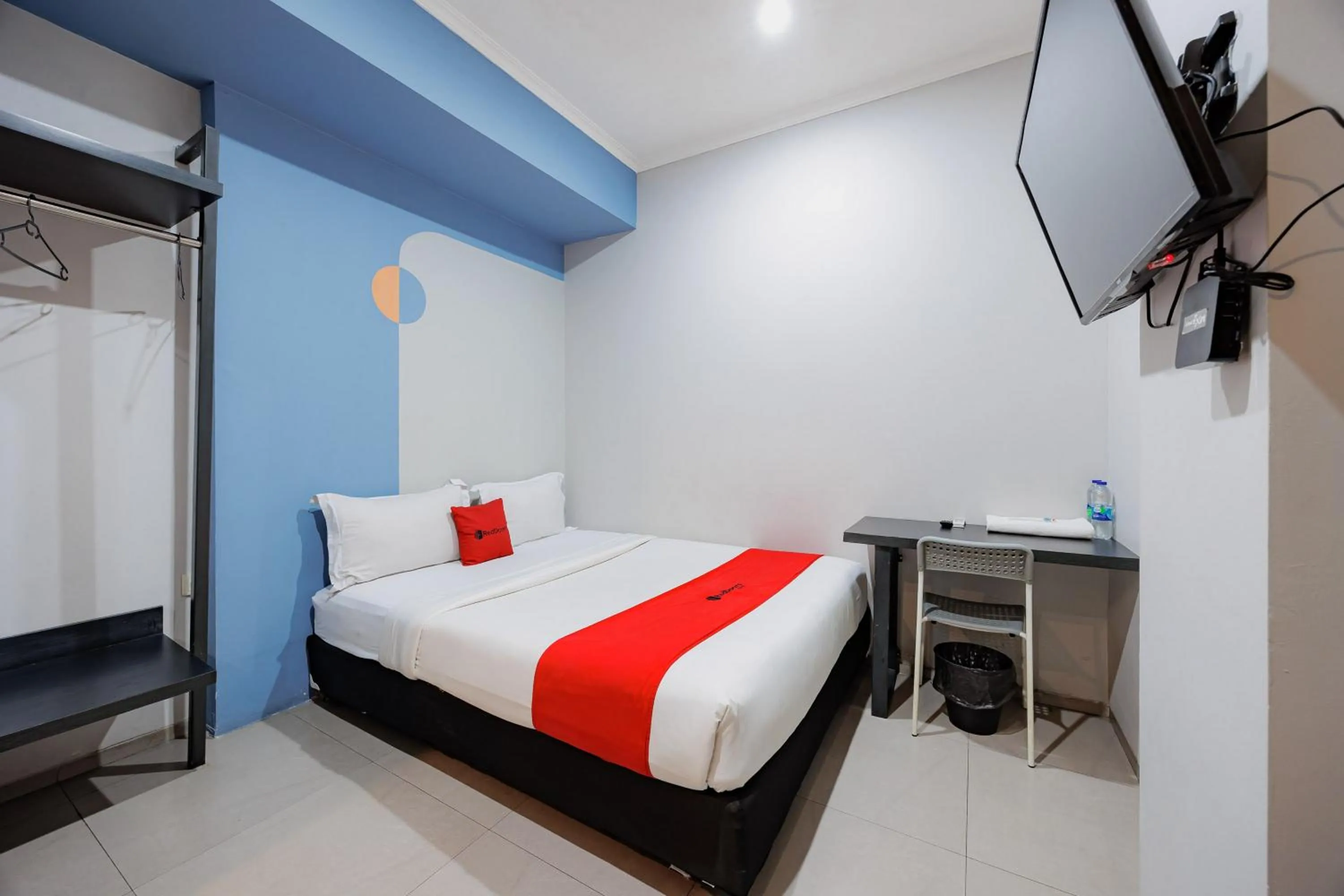 Bed in RedDoorz Plus near Radio Dalam 3