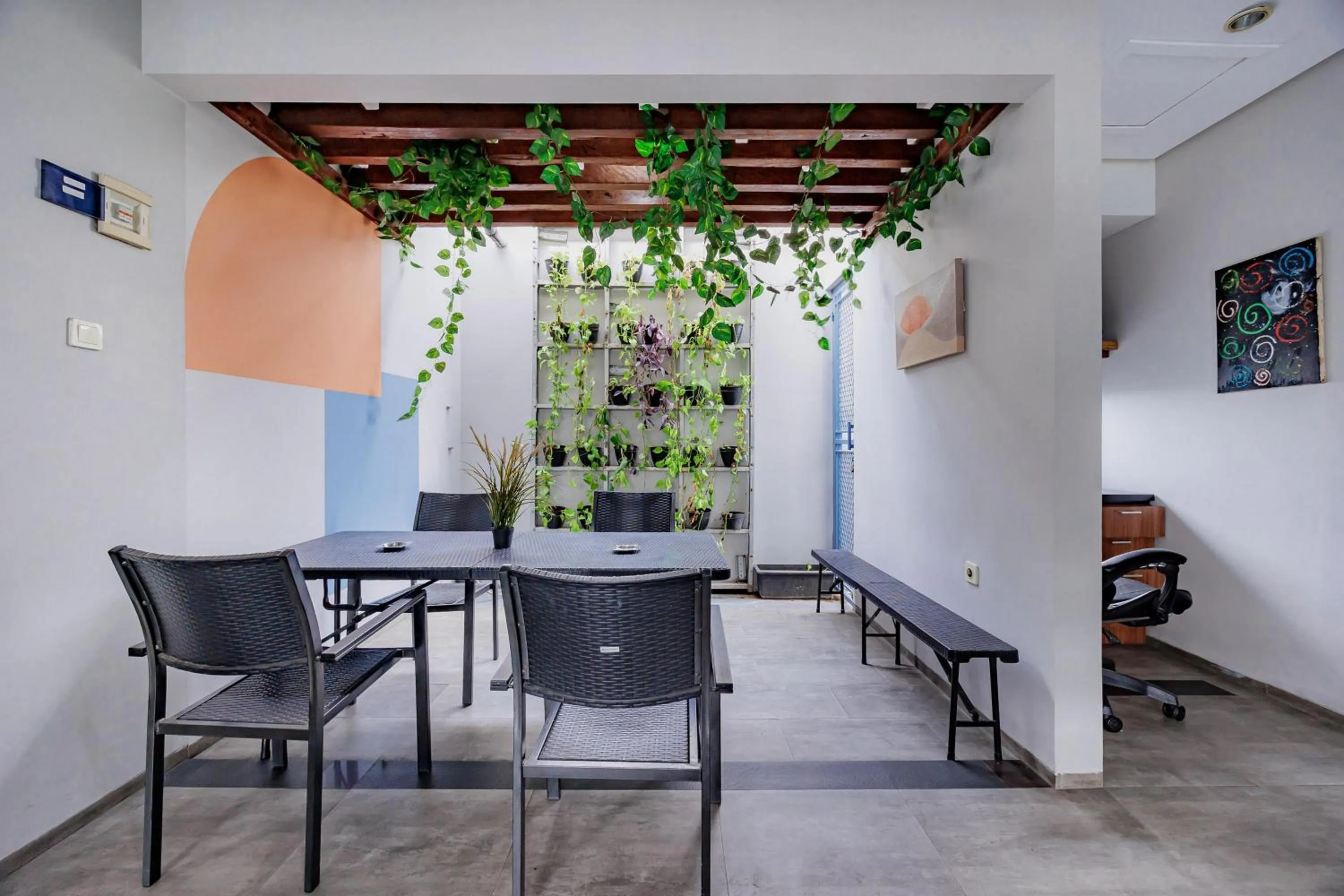 RedDoorz Plus near Radio Dalam 3