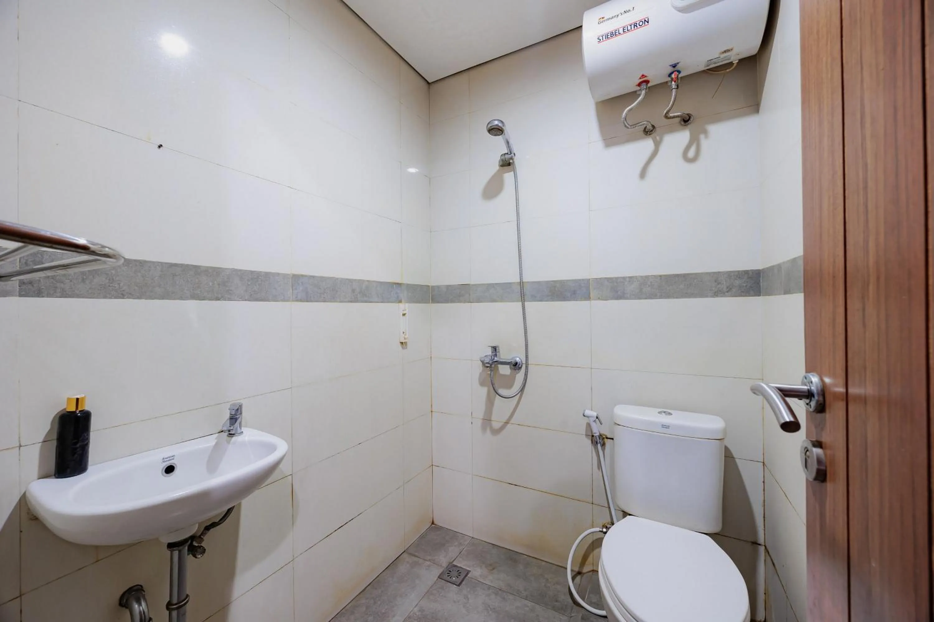 RedDoorz Plus near Radio Dalam 3