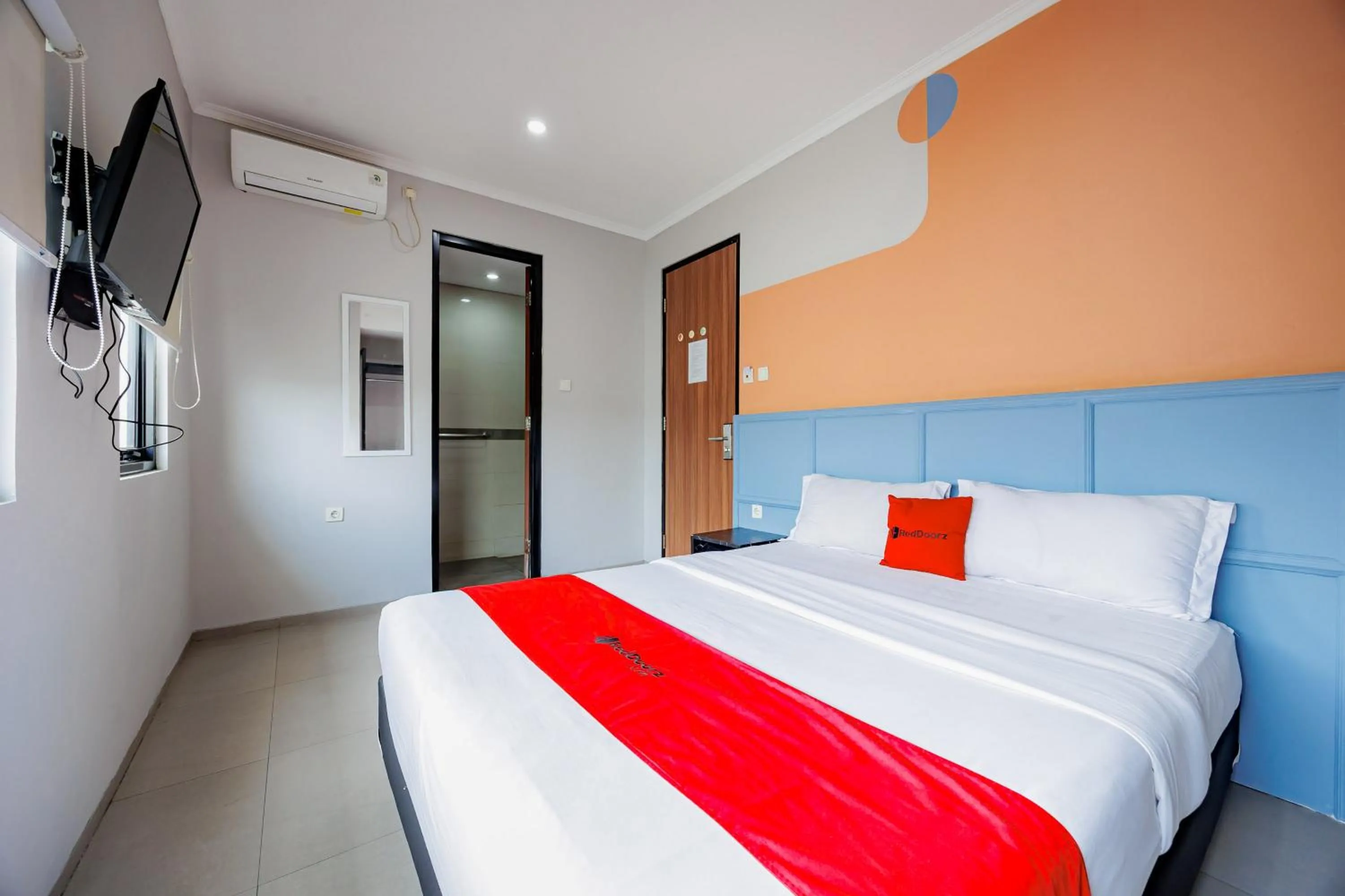 Bed in RedDoorz Plus near Radio Dalam 3