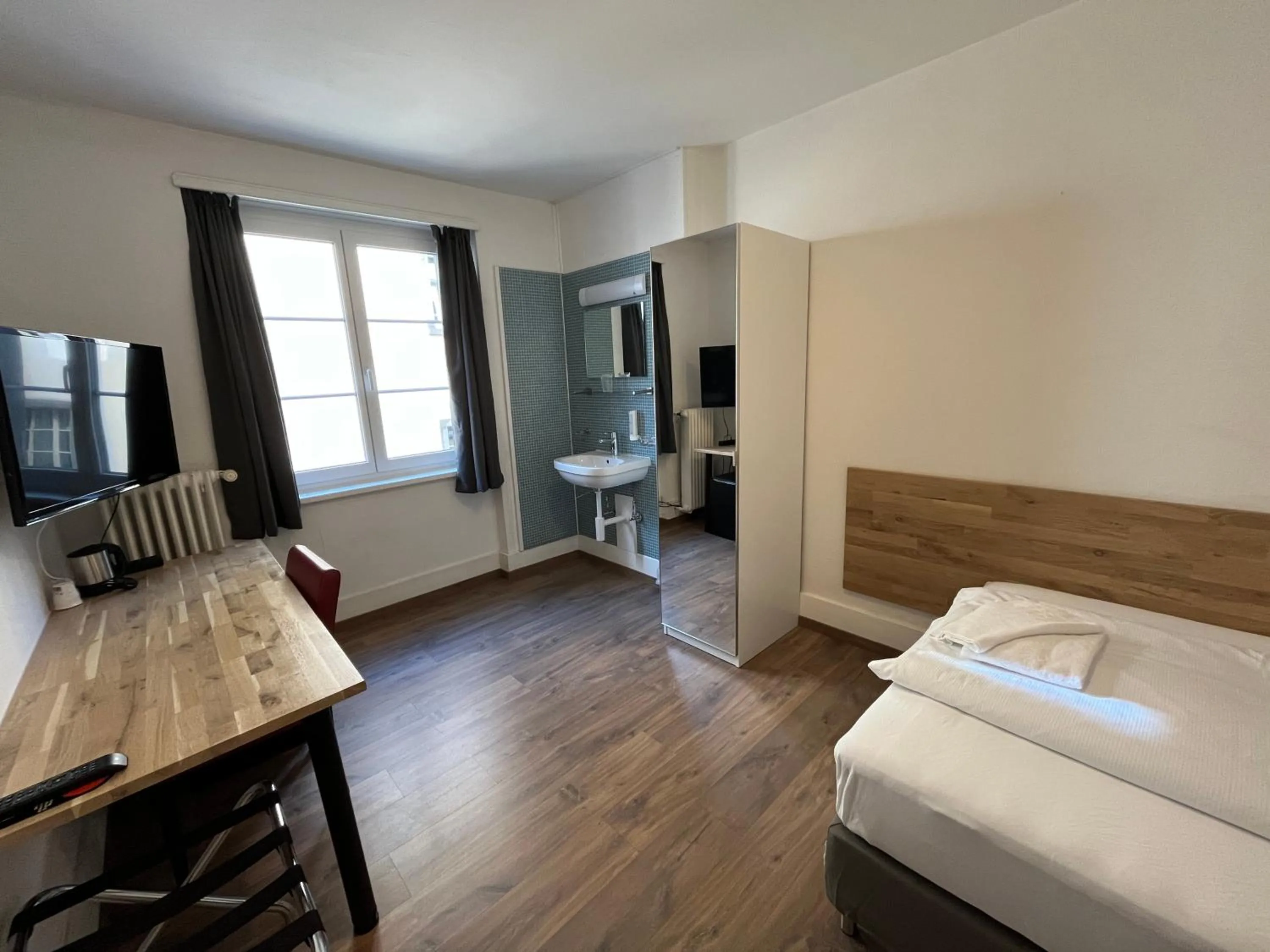 Bathroom, Bed in Hotel Drei Könige