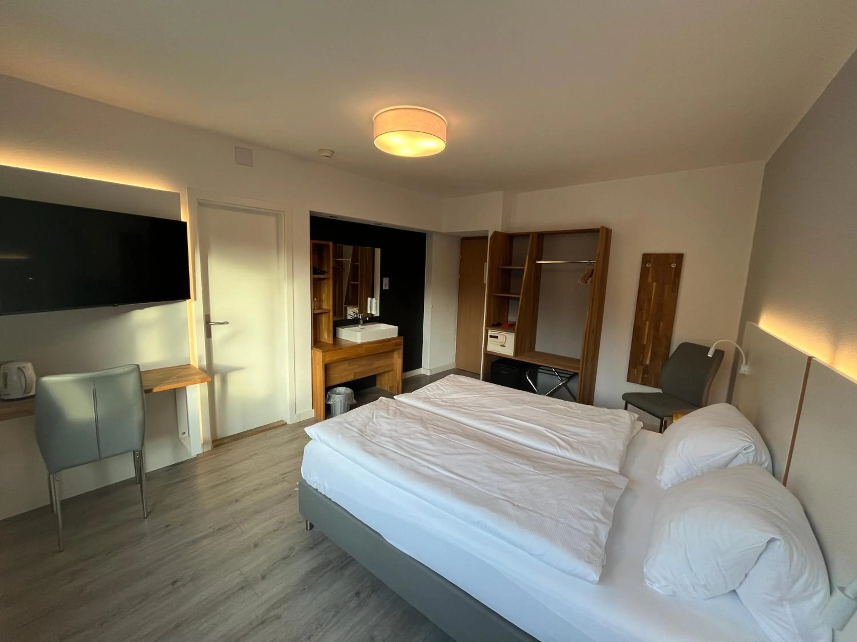 Photo of the whole room, Bed in Hotel Drei Könige