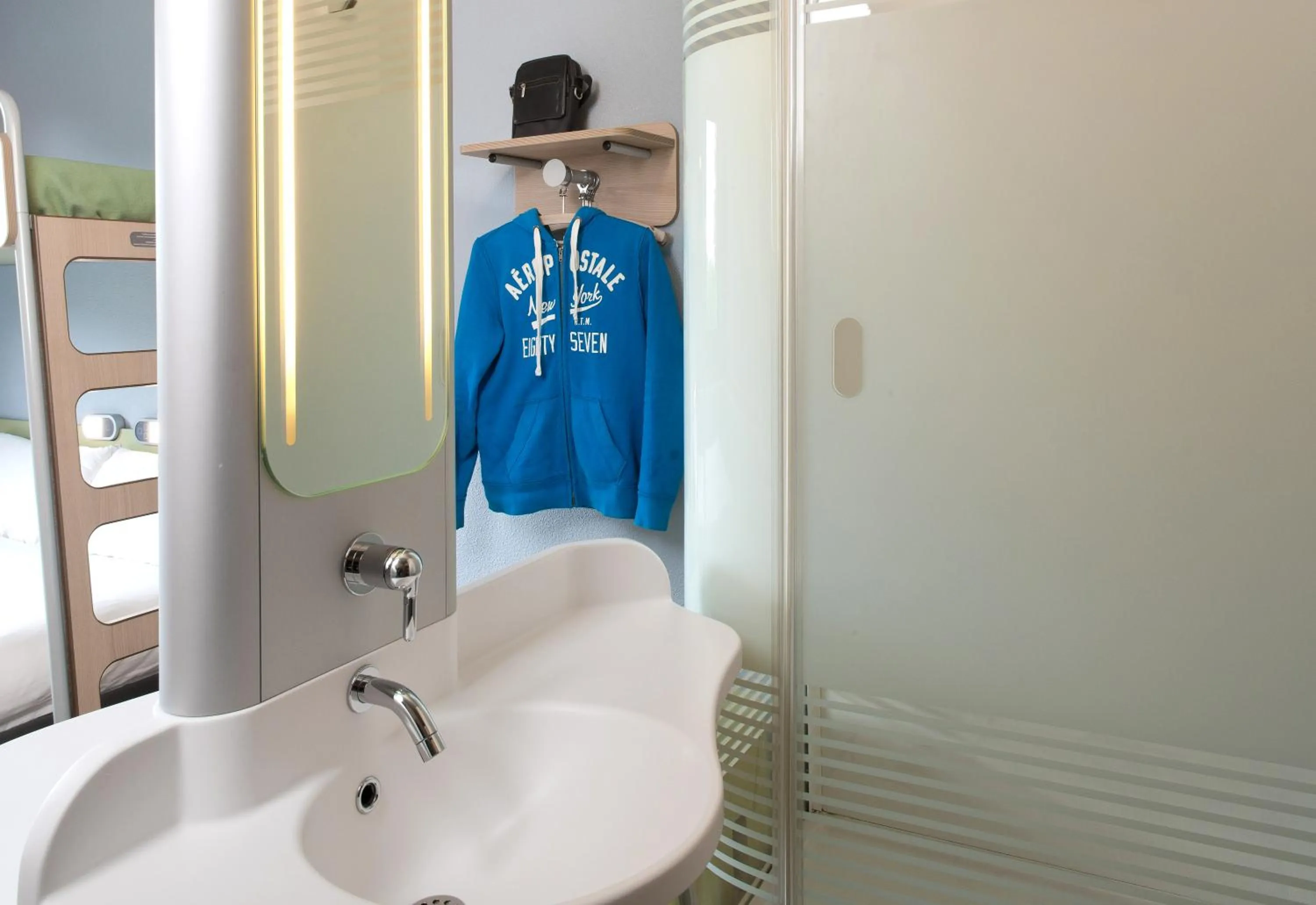 Shower in ibis budget Montceau les Mines