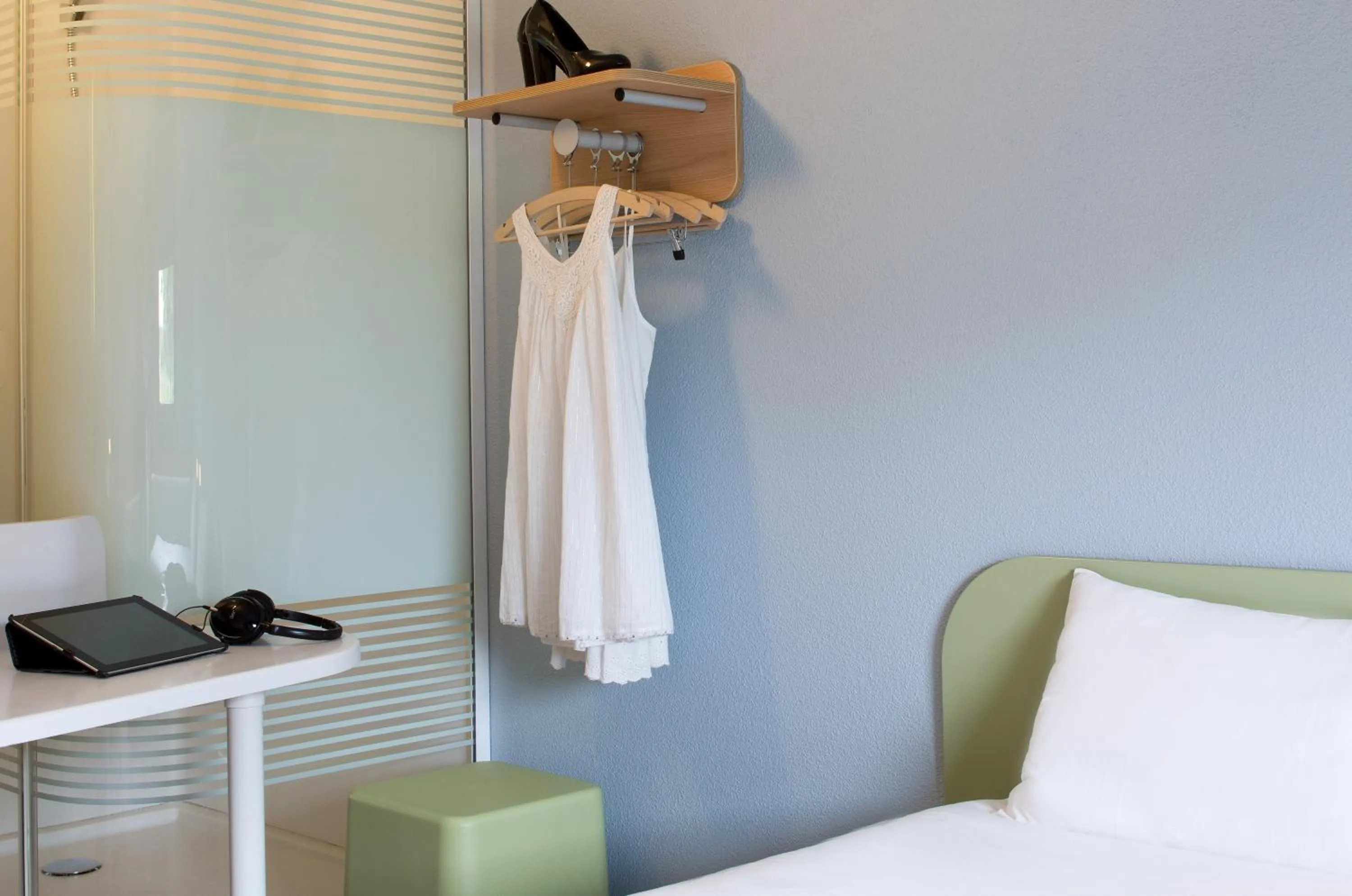 Shower, Bed in ibis budget Montceau les Mines