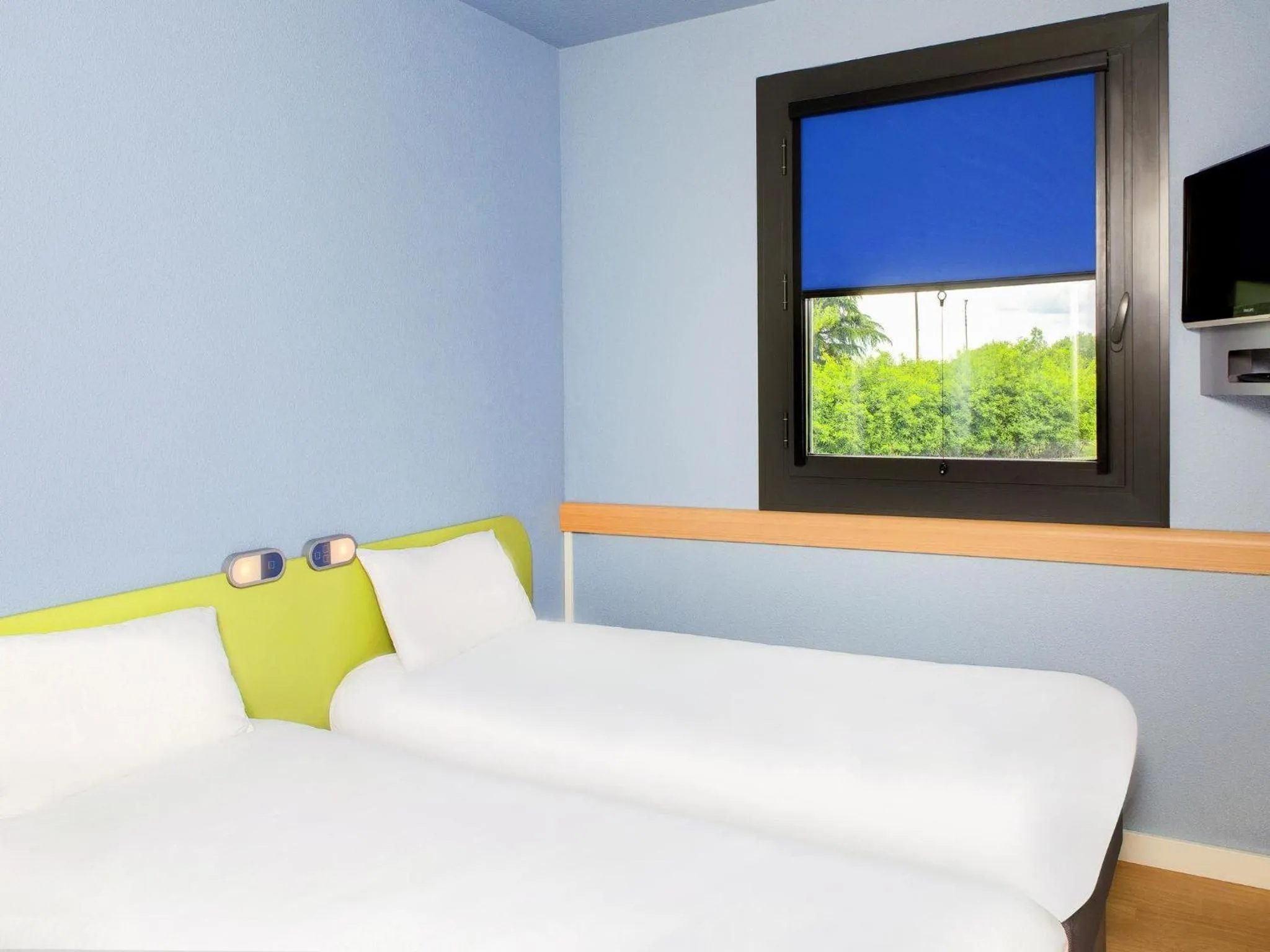 Bedroom, Bed in ibis budget Montceau les Mines