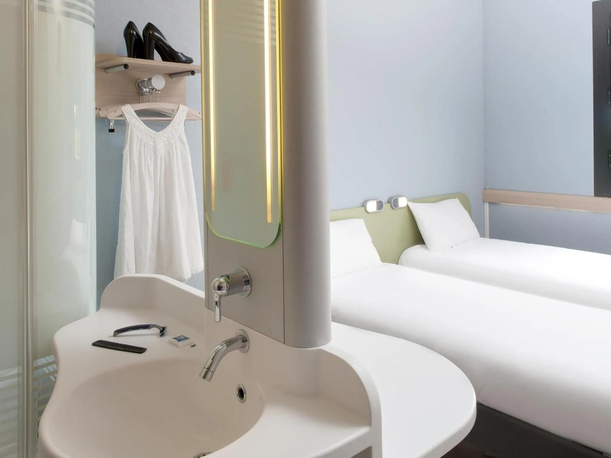 Bedroom, Bed in ibis budget Montceau les Mines