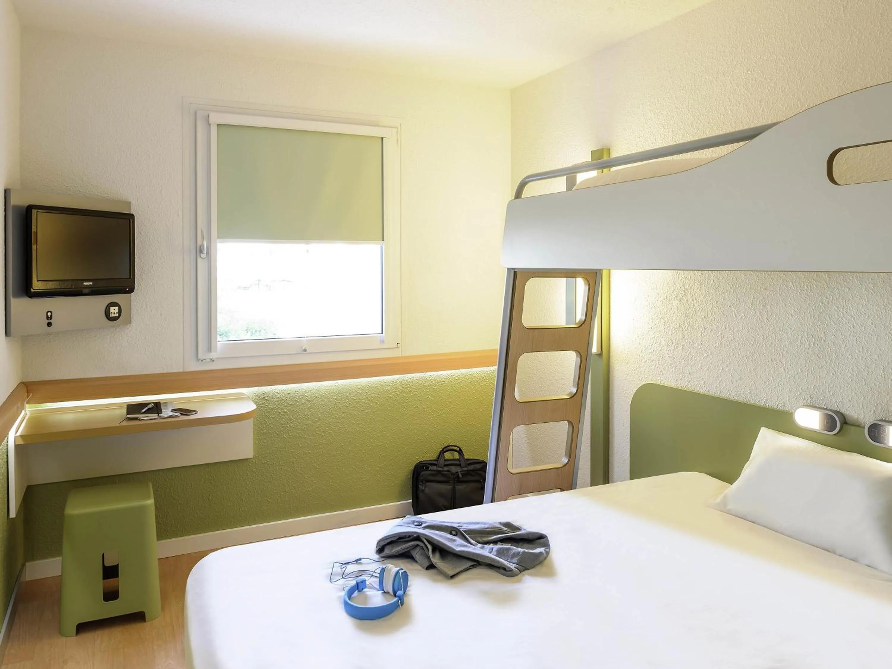 Bedroom, Bed in ibis budget Montceau les Mines