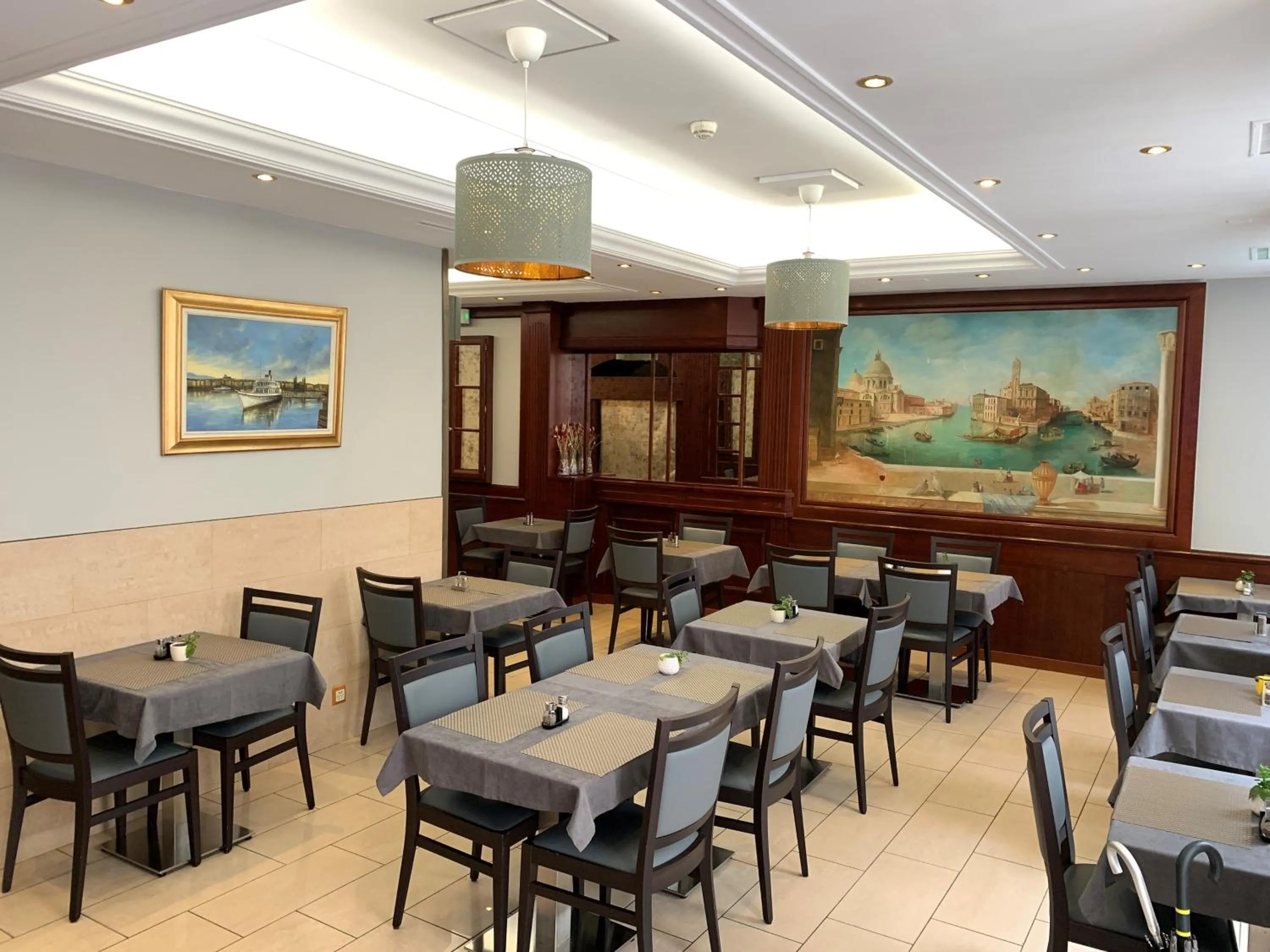 Restaurant/places to eat in Hotel Admiral