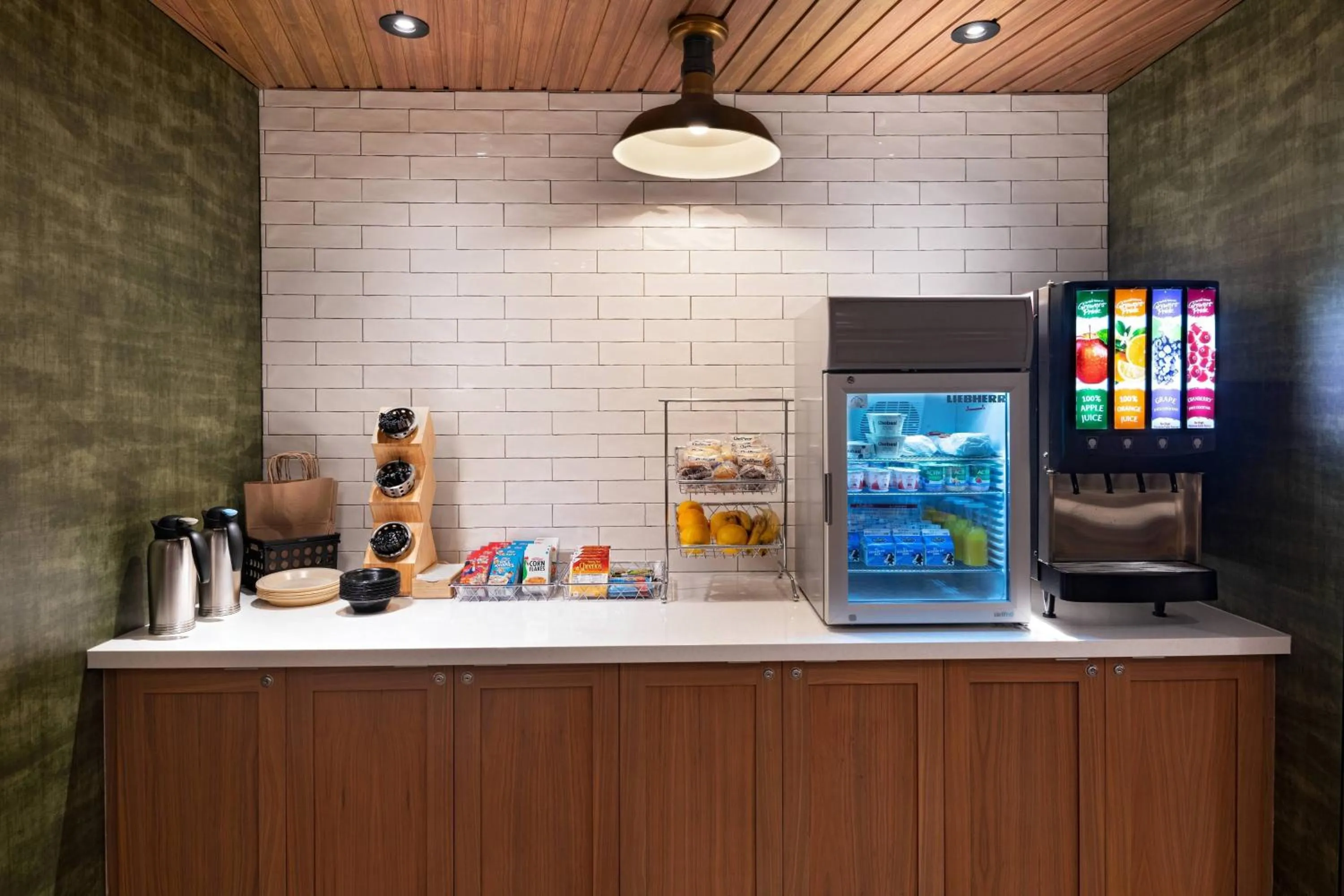 Breakfast in Fairfield Inn & Suites by Marriott Oskaloosa