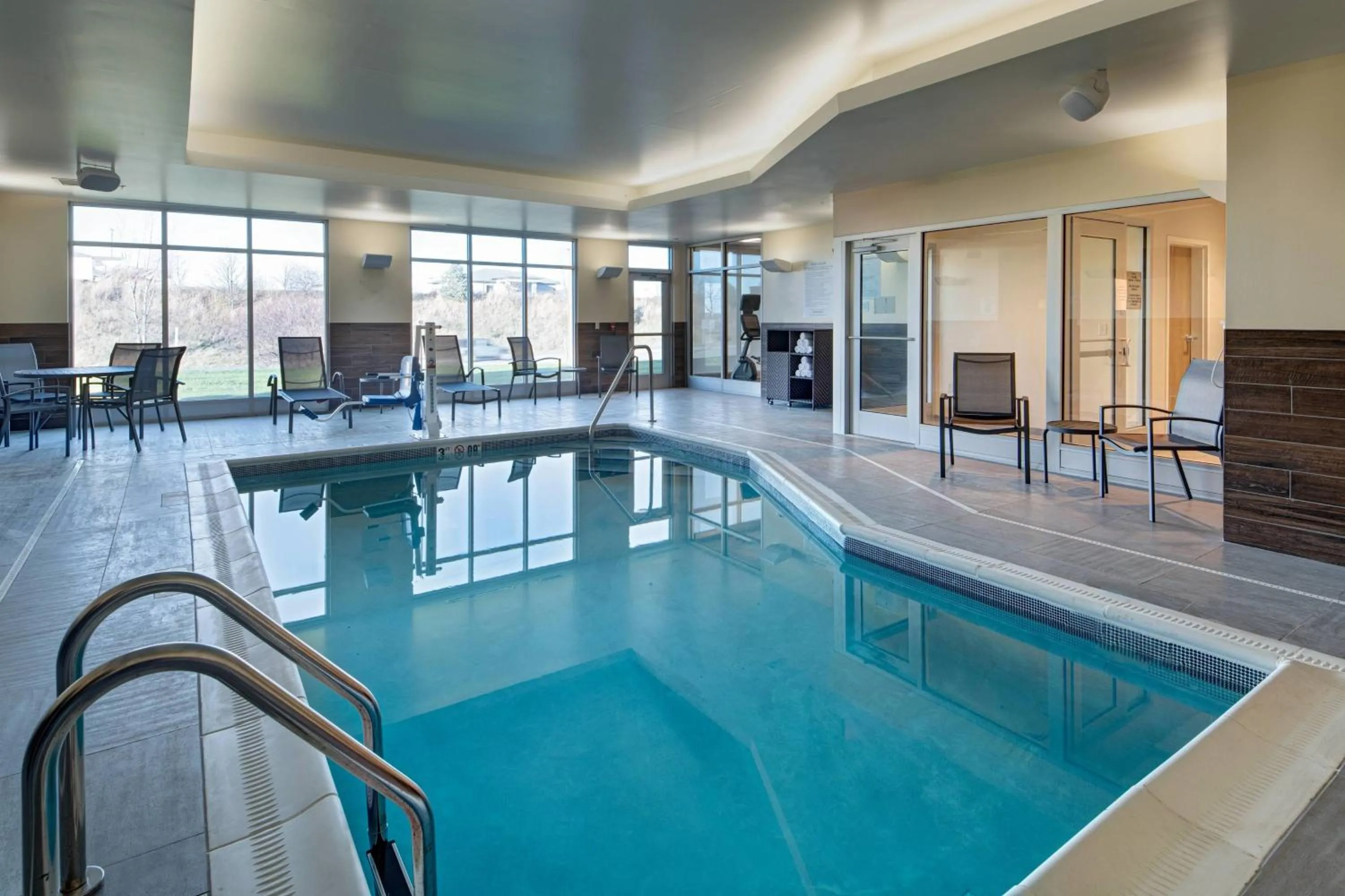 Swimming pool in Fairfield Inn & Suites by Marriott Oskaloosa