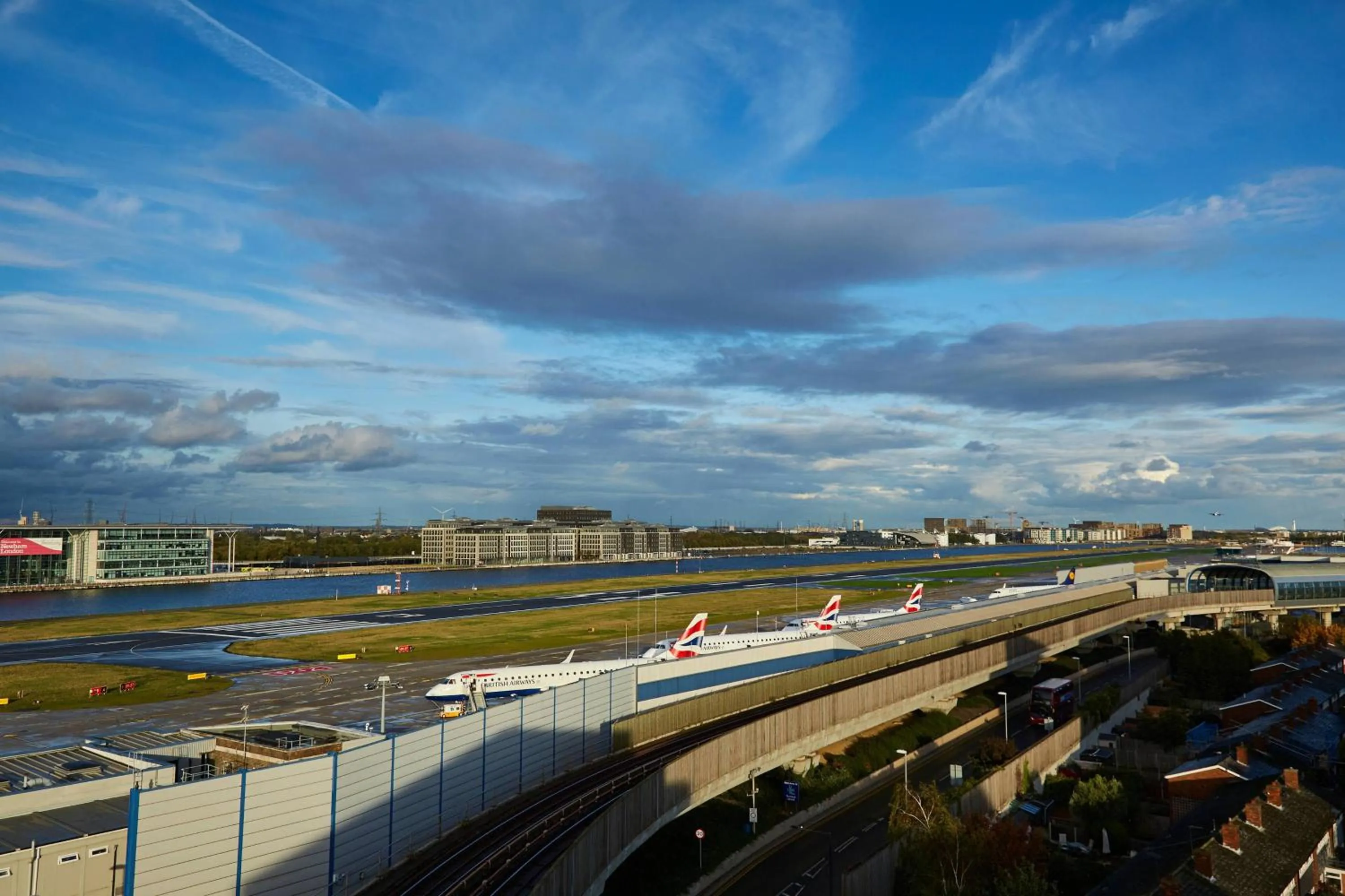 Photo of the whole room in Courtyard by Marriott London City Airport