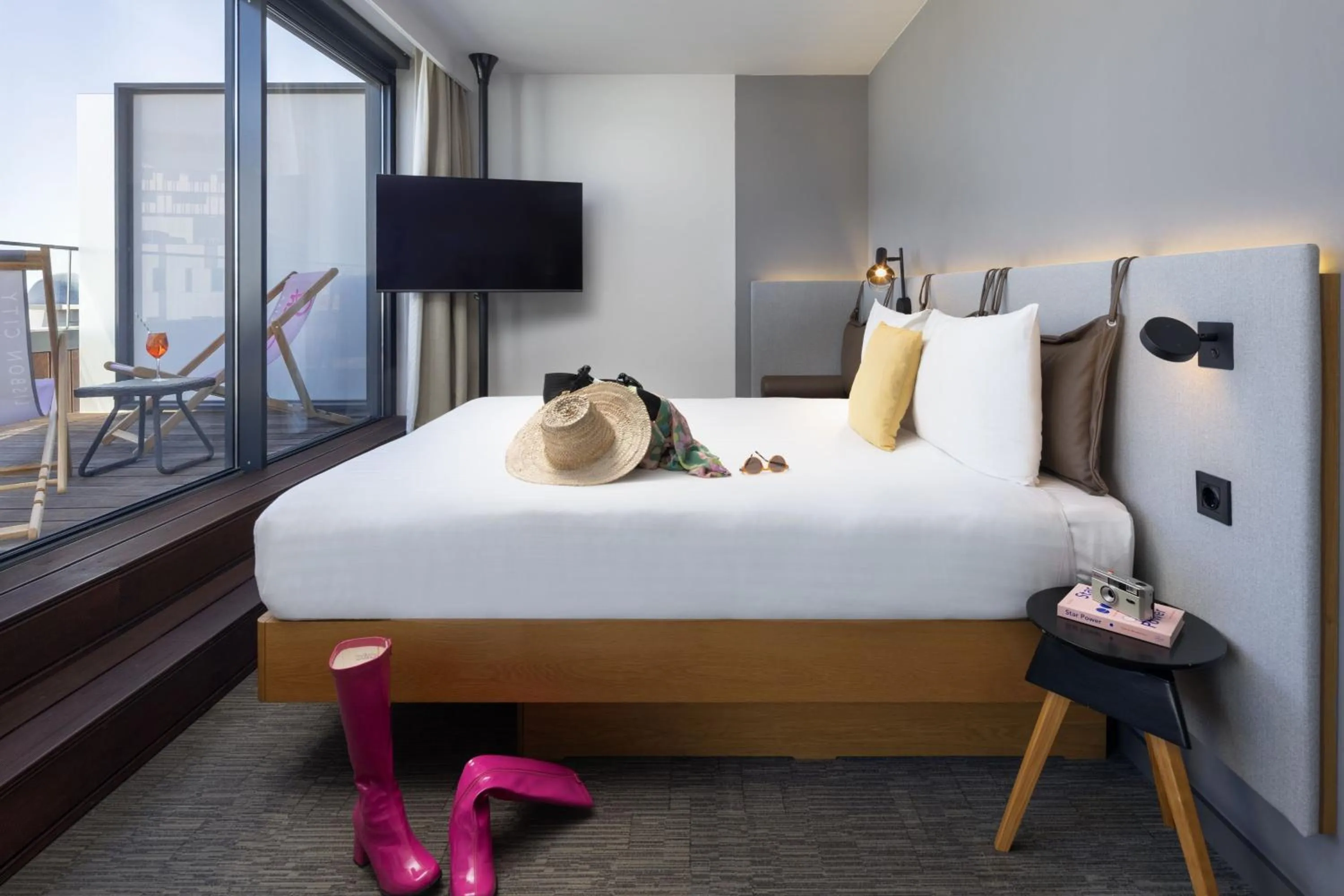 Photo of the whole room, Bed in Moxy Lisbon City