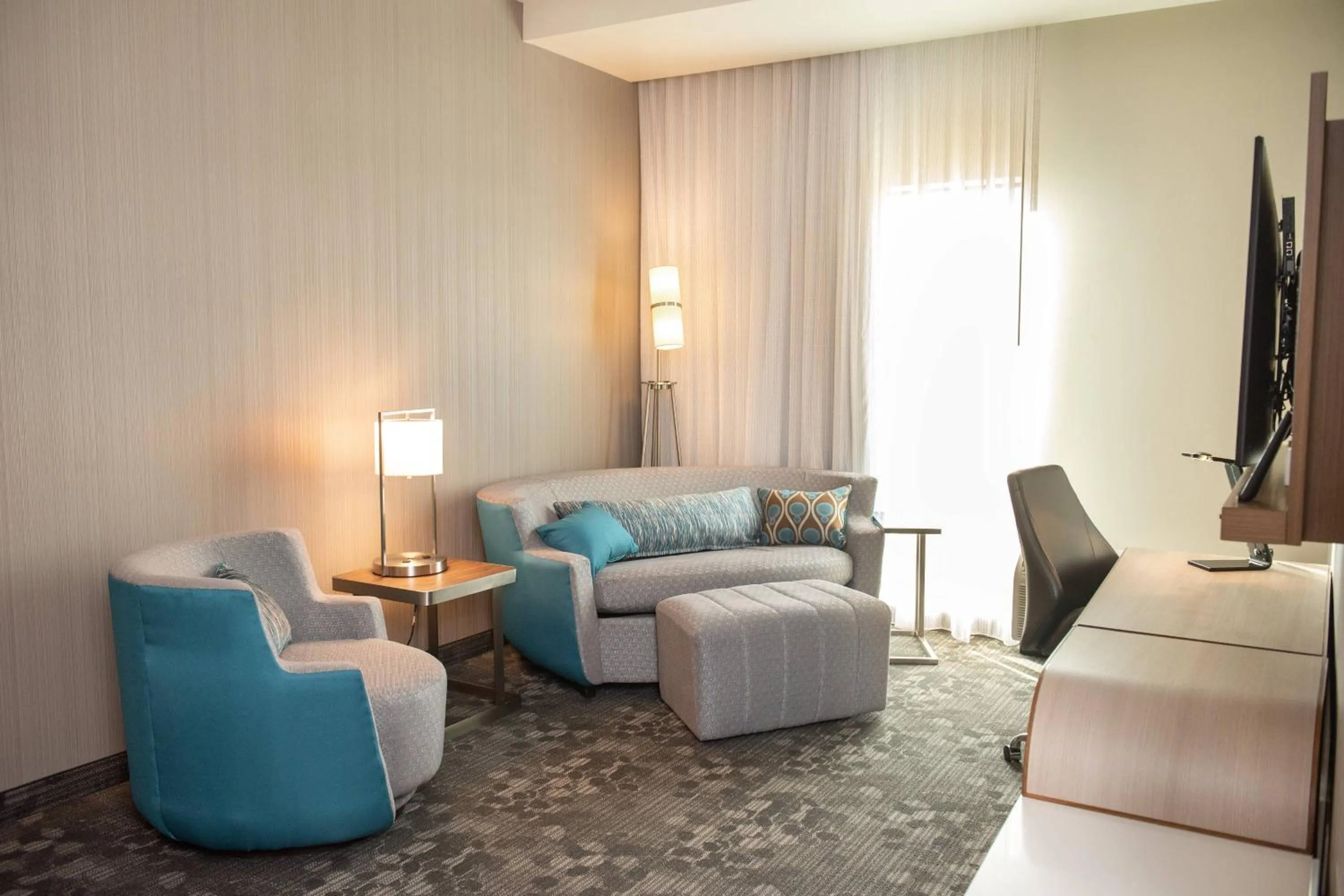 Living room in Courtyard by Marriott Mesa at Wrigleyville West