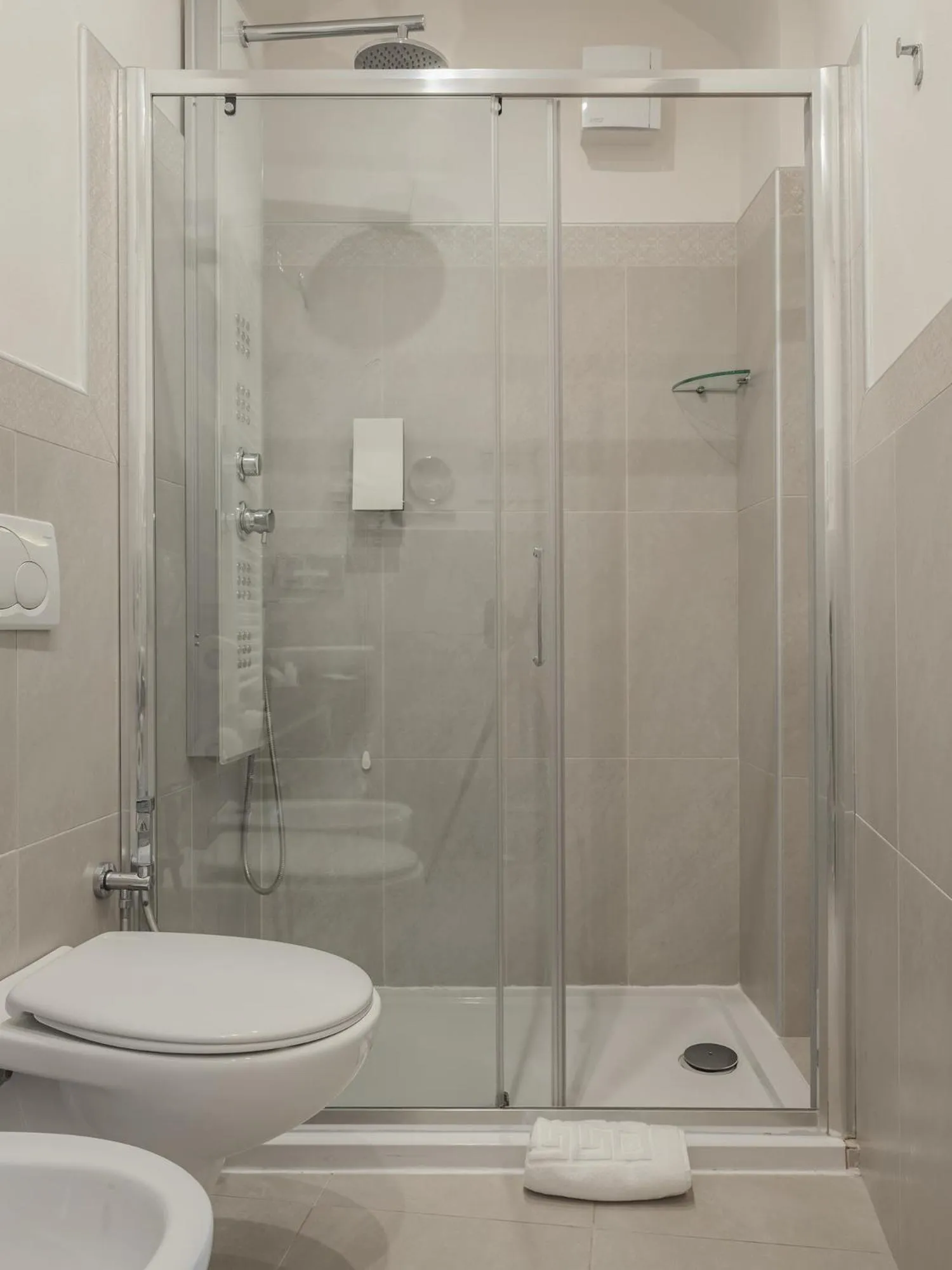 Shower in Palazzo Degli Abati