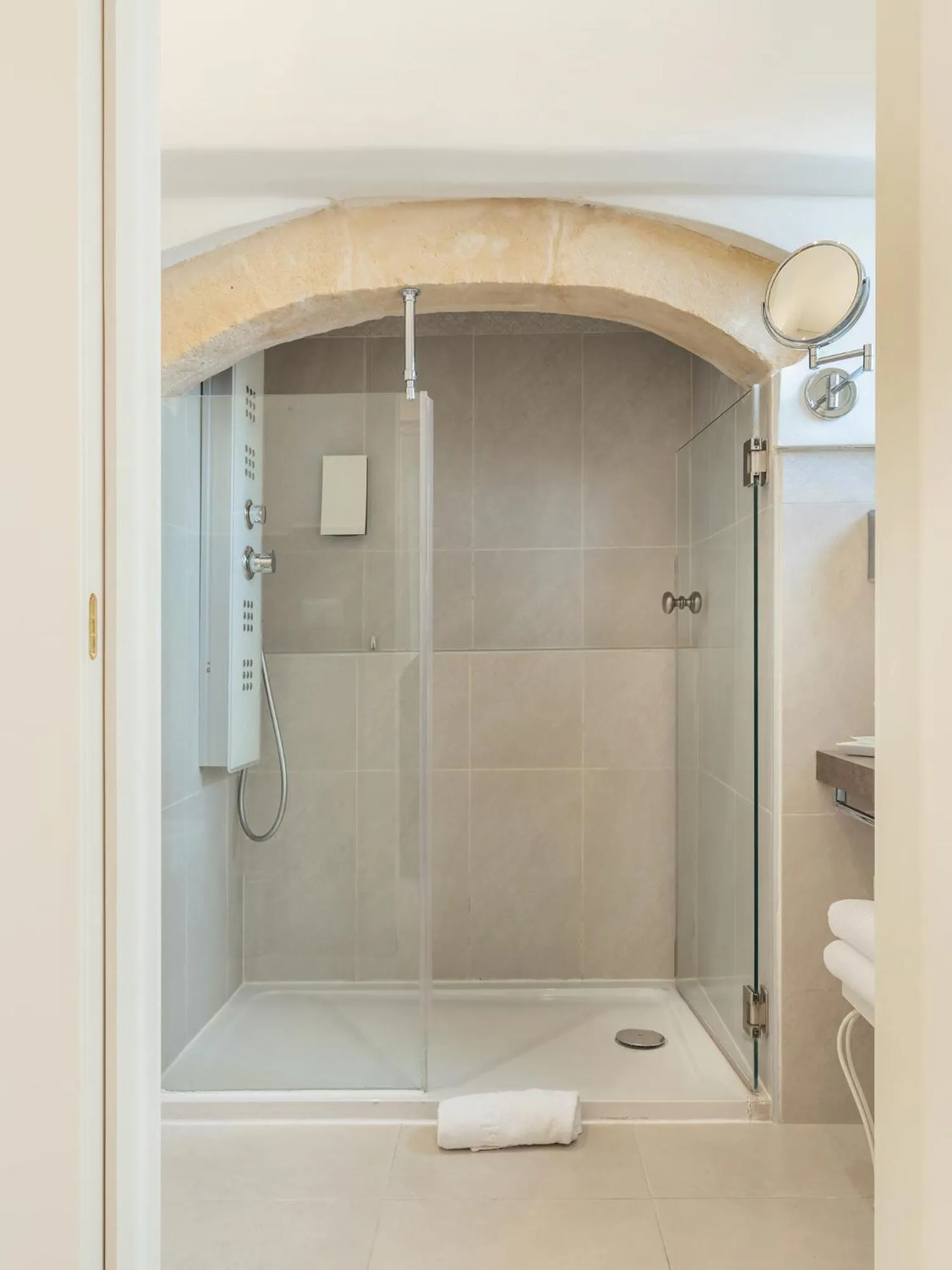 Shower in Palazzo Degli Abati