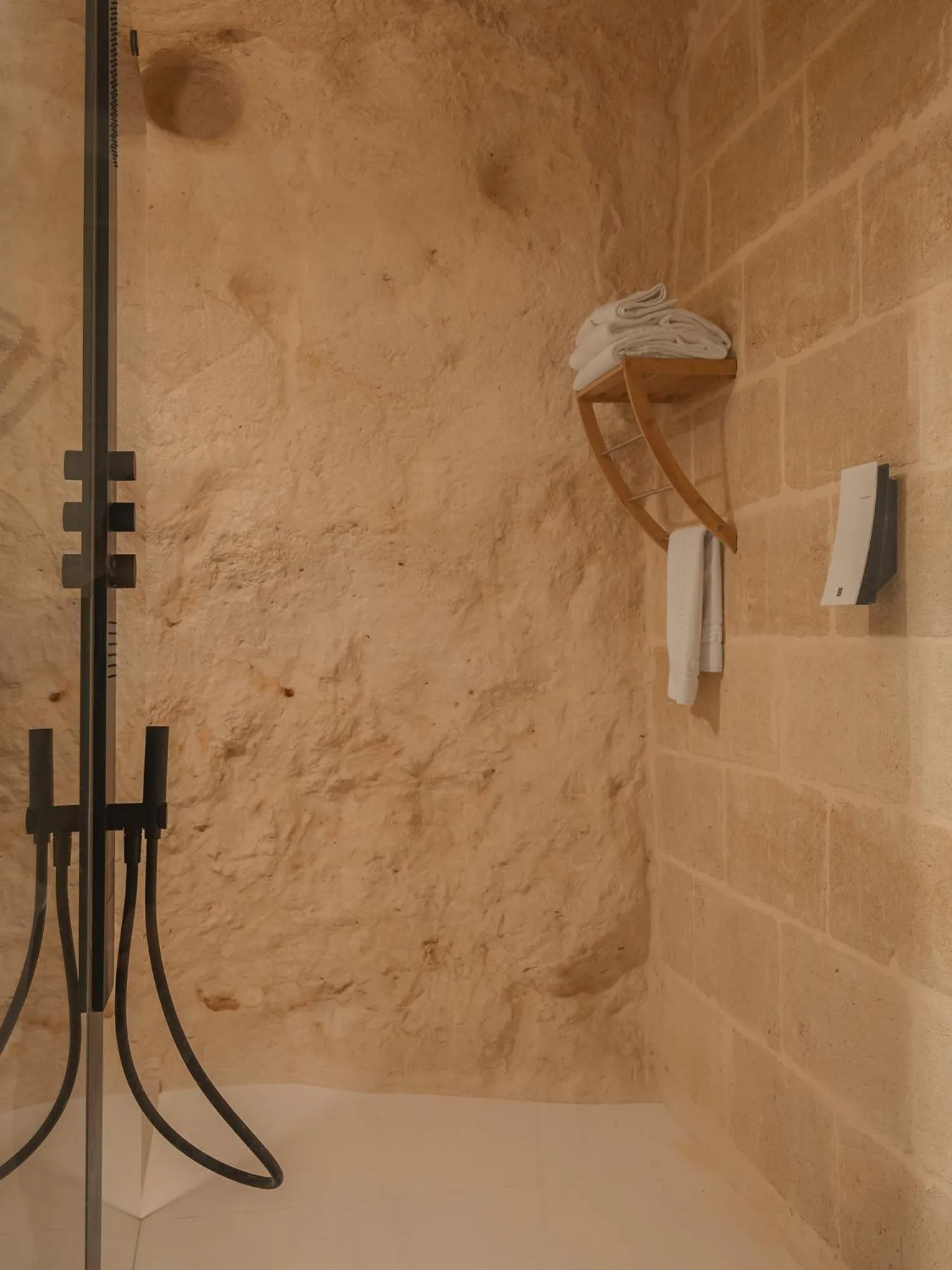 Shower in Palazzo Degli Abati