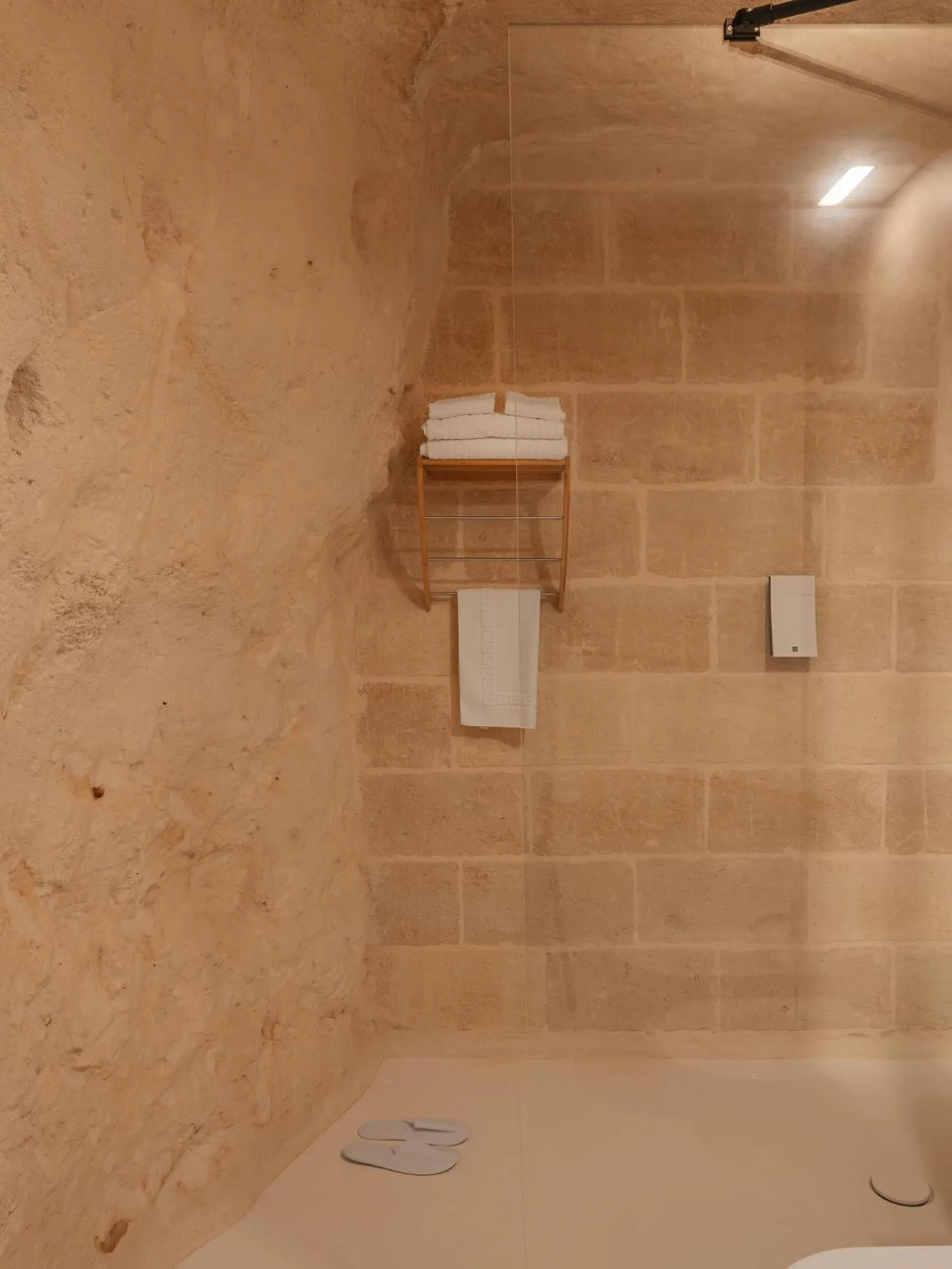 Shower in Palazzo Degli Abati