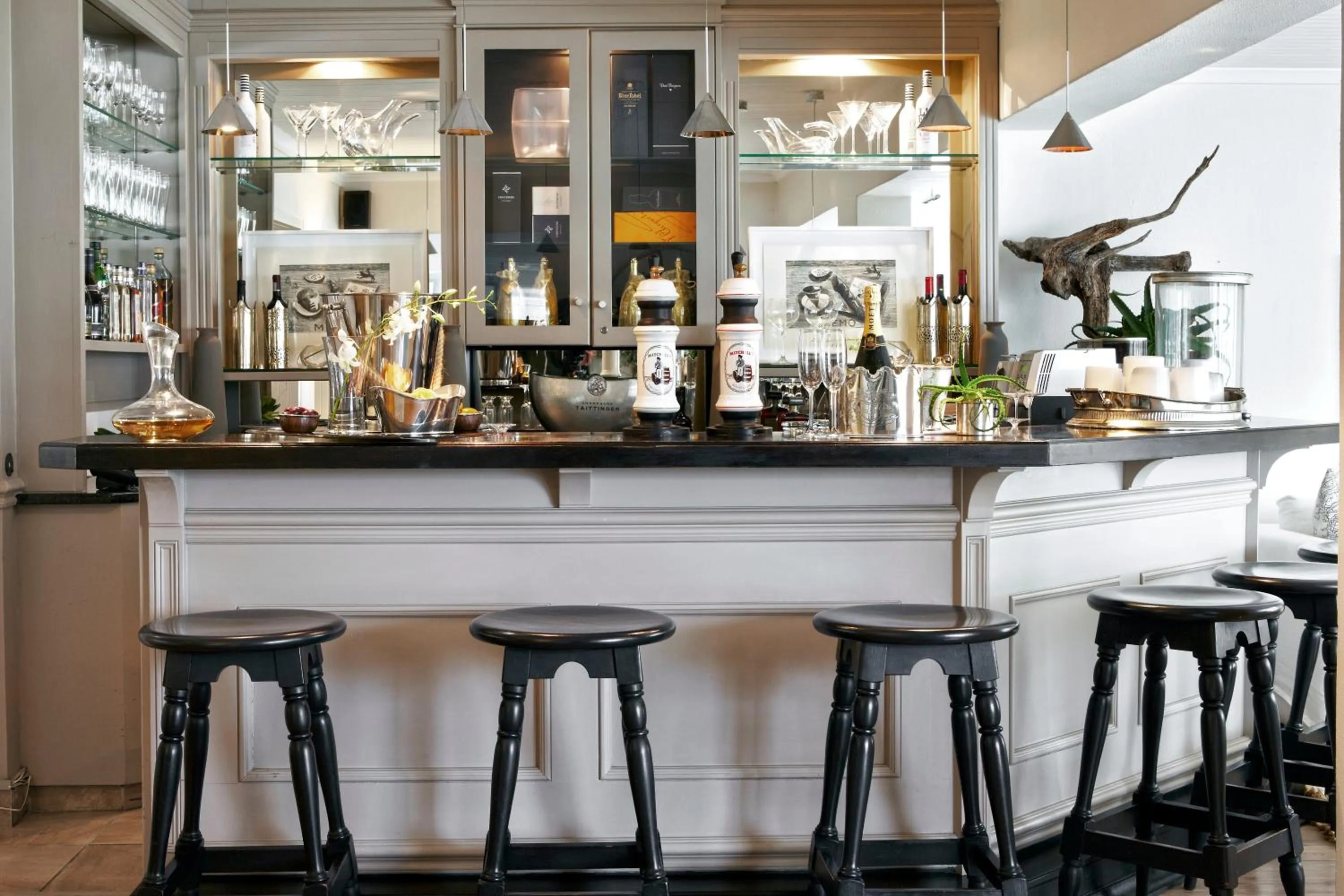 Lounge or bar in Leisure Isle Lodge