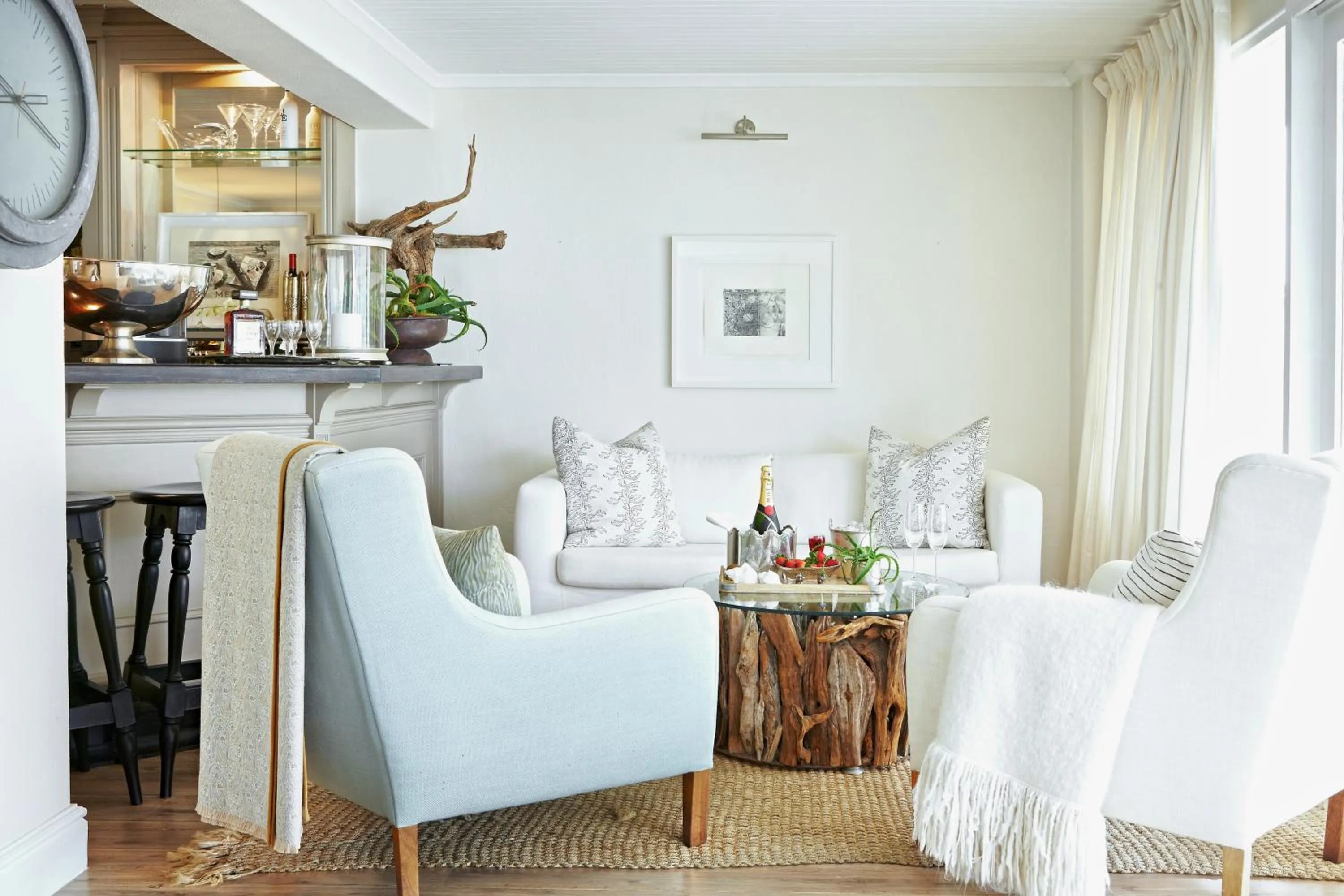 Lounge or bar in Leisure Isle Lodge