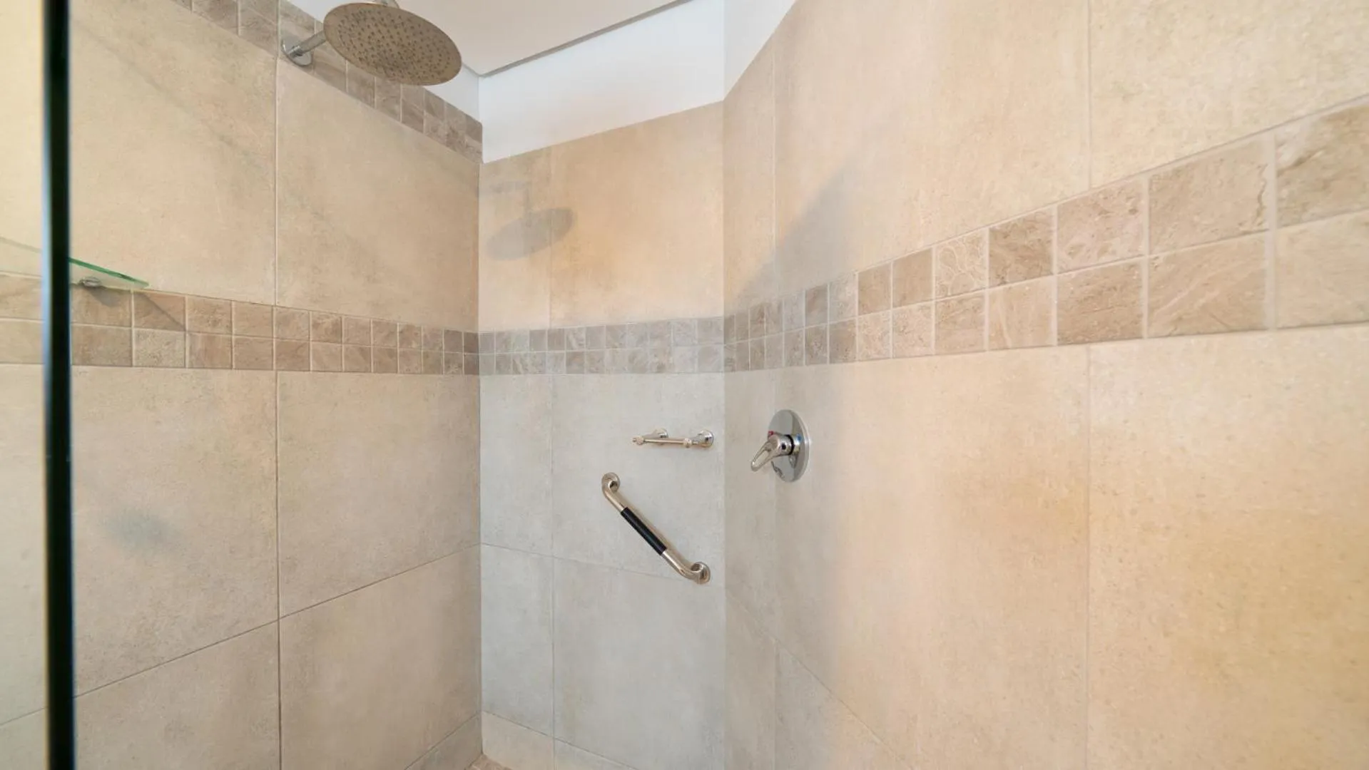 Shower in Equestre BnB