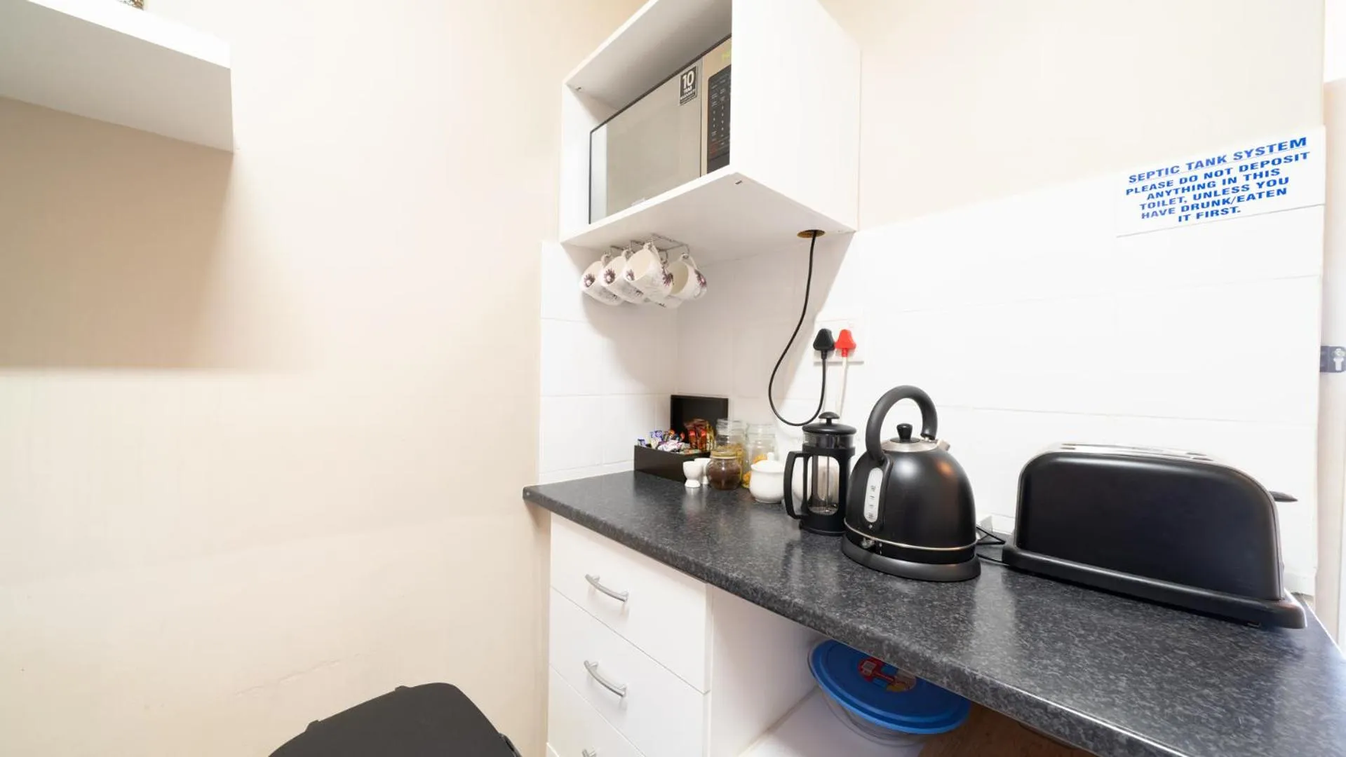 Coffee/tea facilities in Equestre BnB