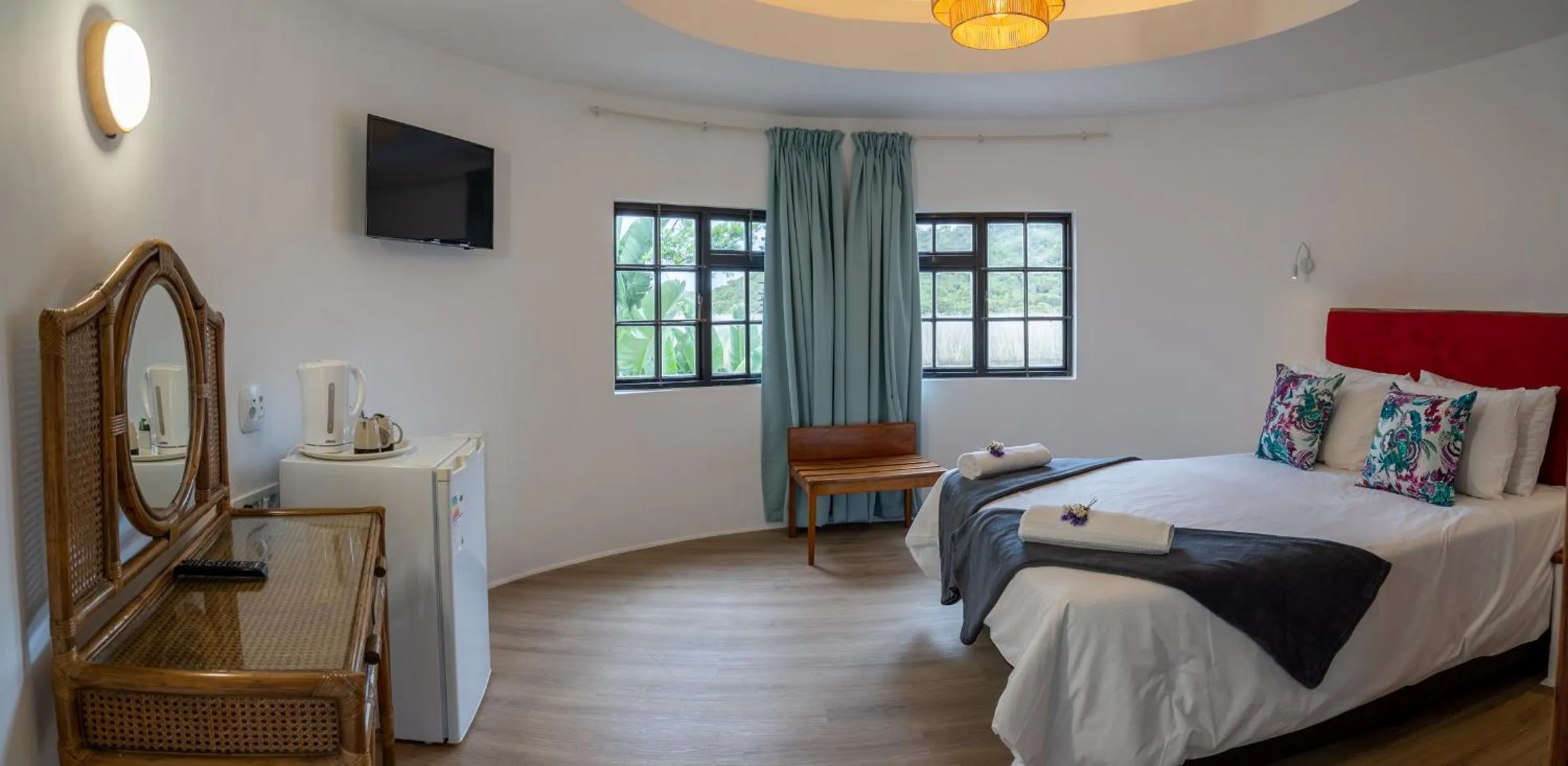 Bedroom, Bed in Fairy Knowe Hotel