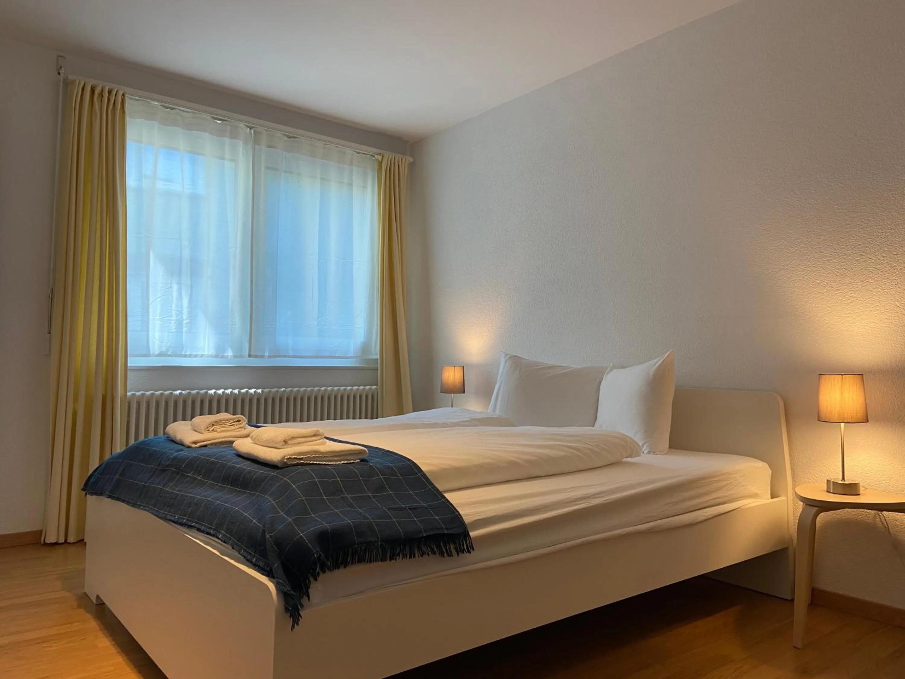 Bedroom, Bed in Galaxy Apartments Lucerne