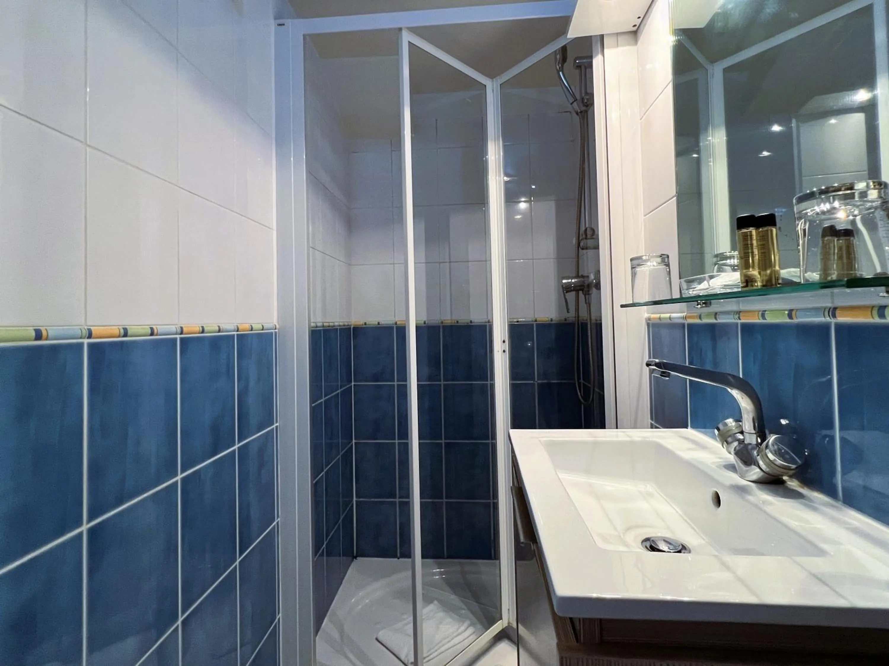 Shower in Hôtel La Sanguine