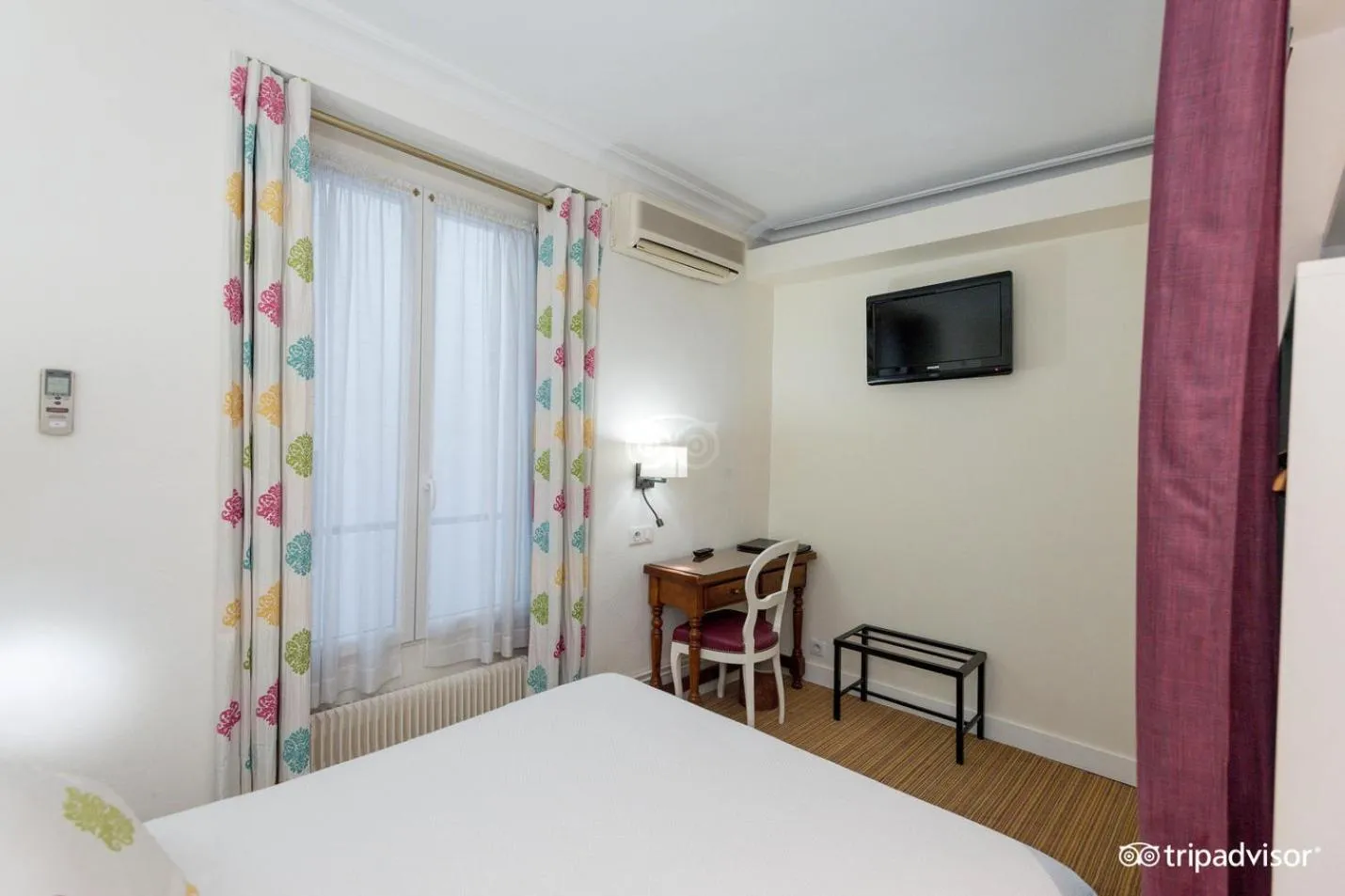 Photo of the whole room, Bed in Hôtel La Sanguine