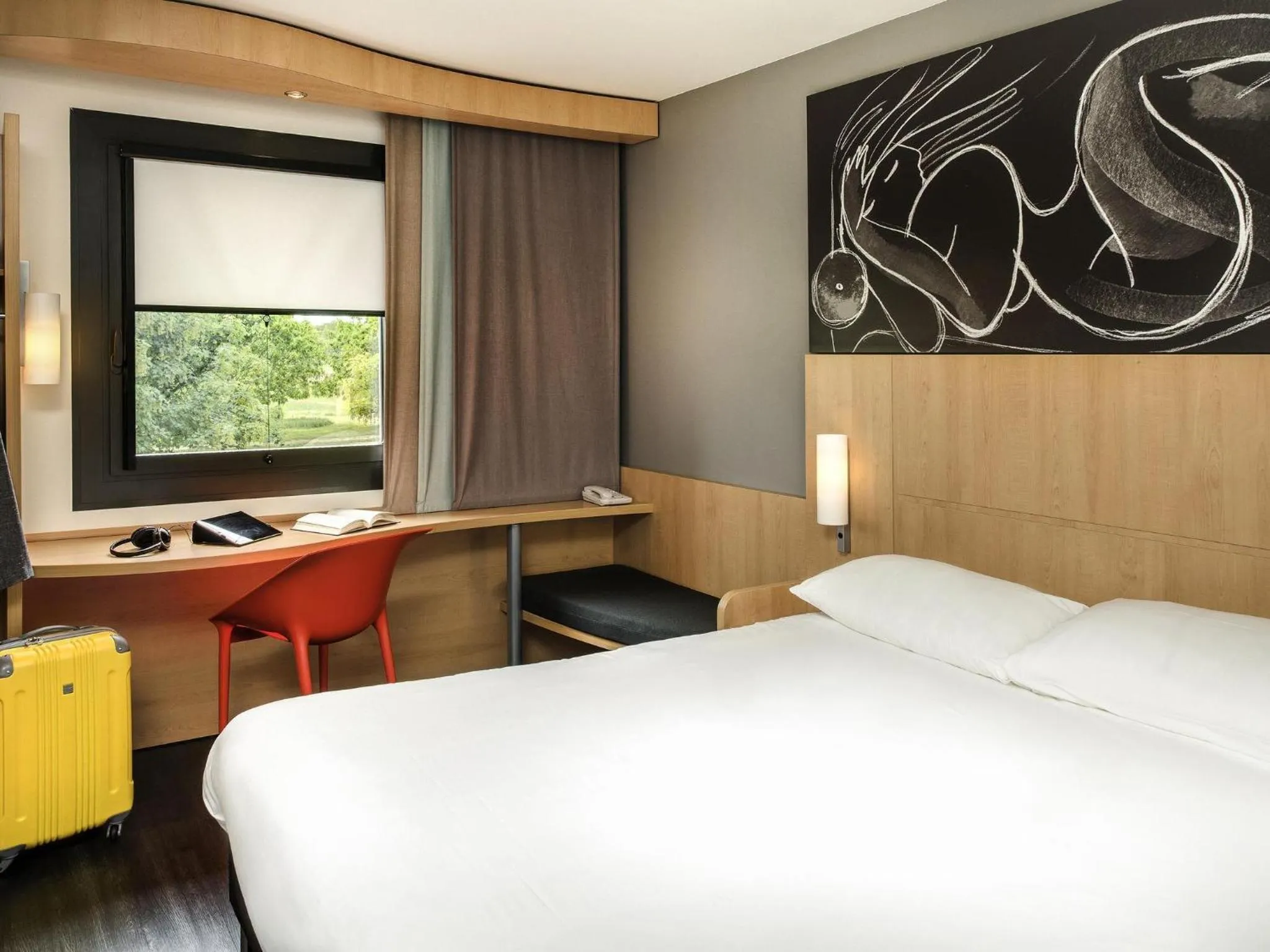 Bedroom, Bed in ibis Montceau les Mines