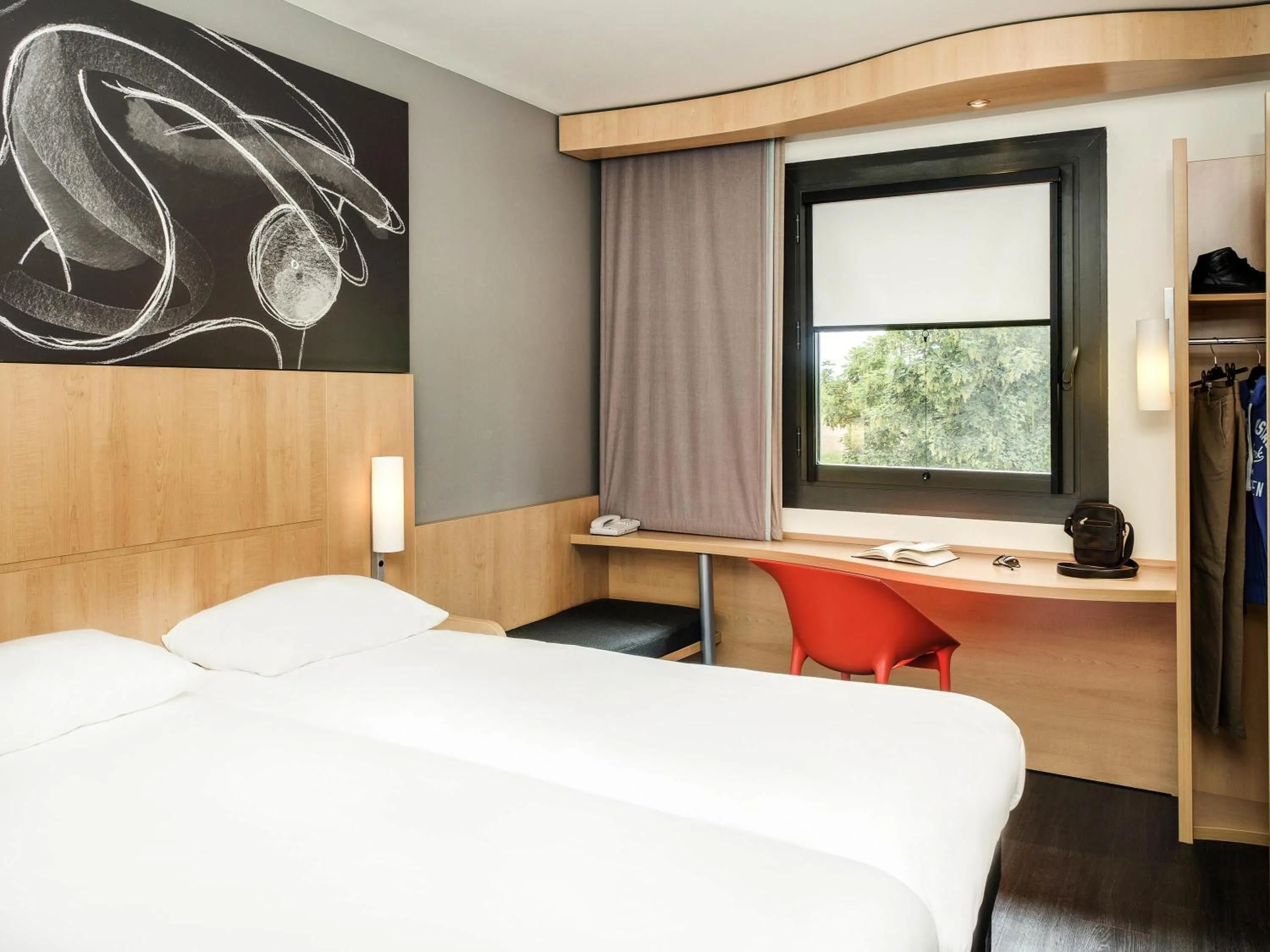 Bedroom, Bed in ibis Montceau les Mines