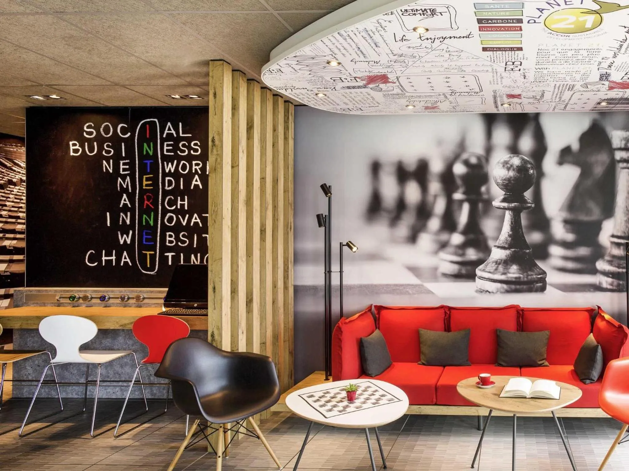 Lounge or bar in ibis Montceau les Mines