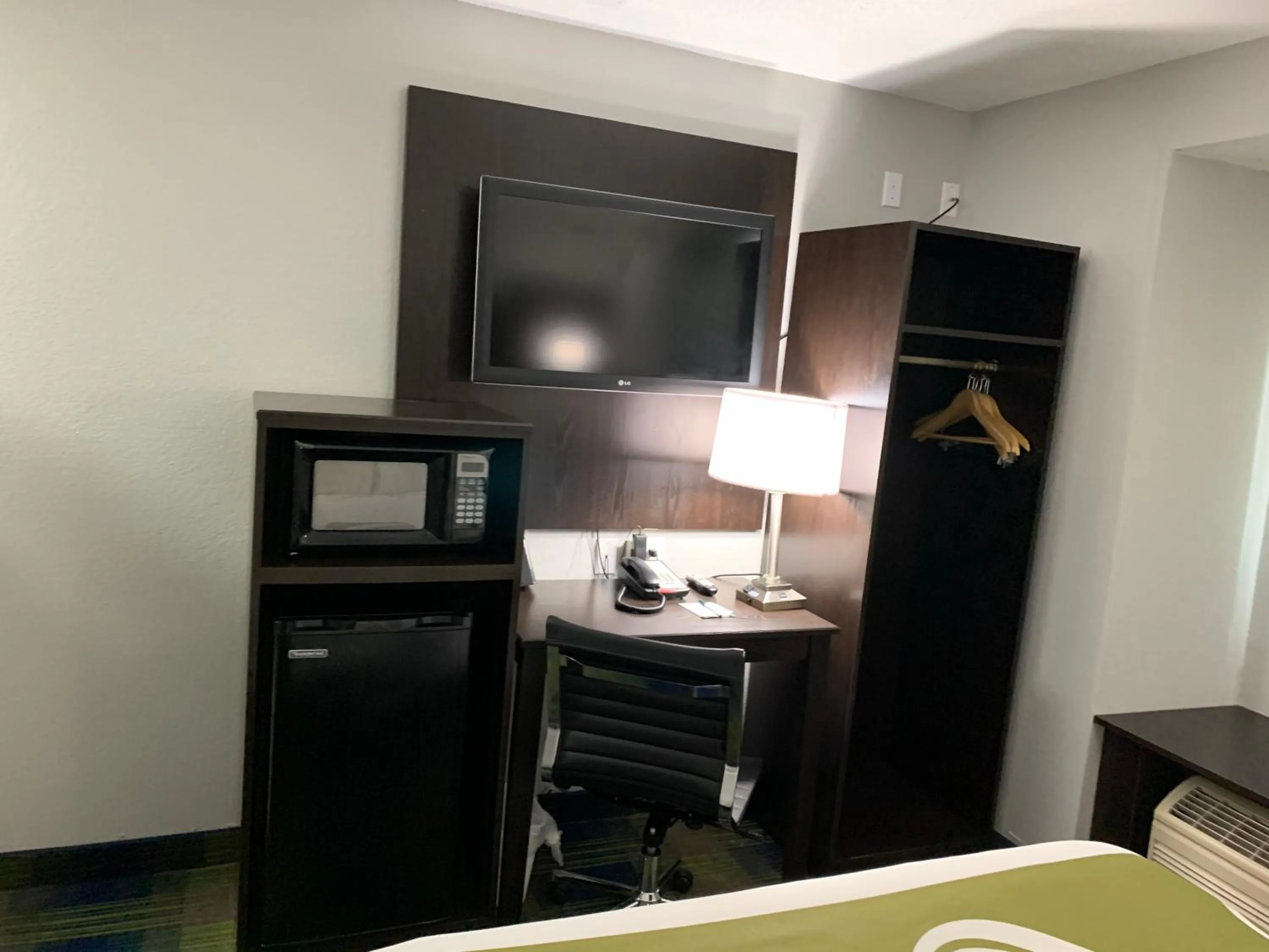 TV and multimedia, Bed in Quality Inn Owatonna Near Medical Center