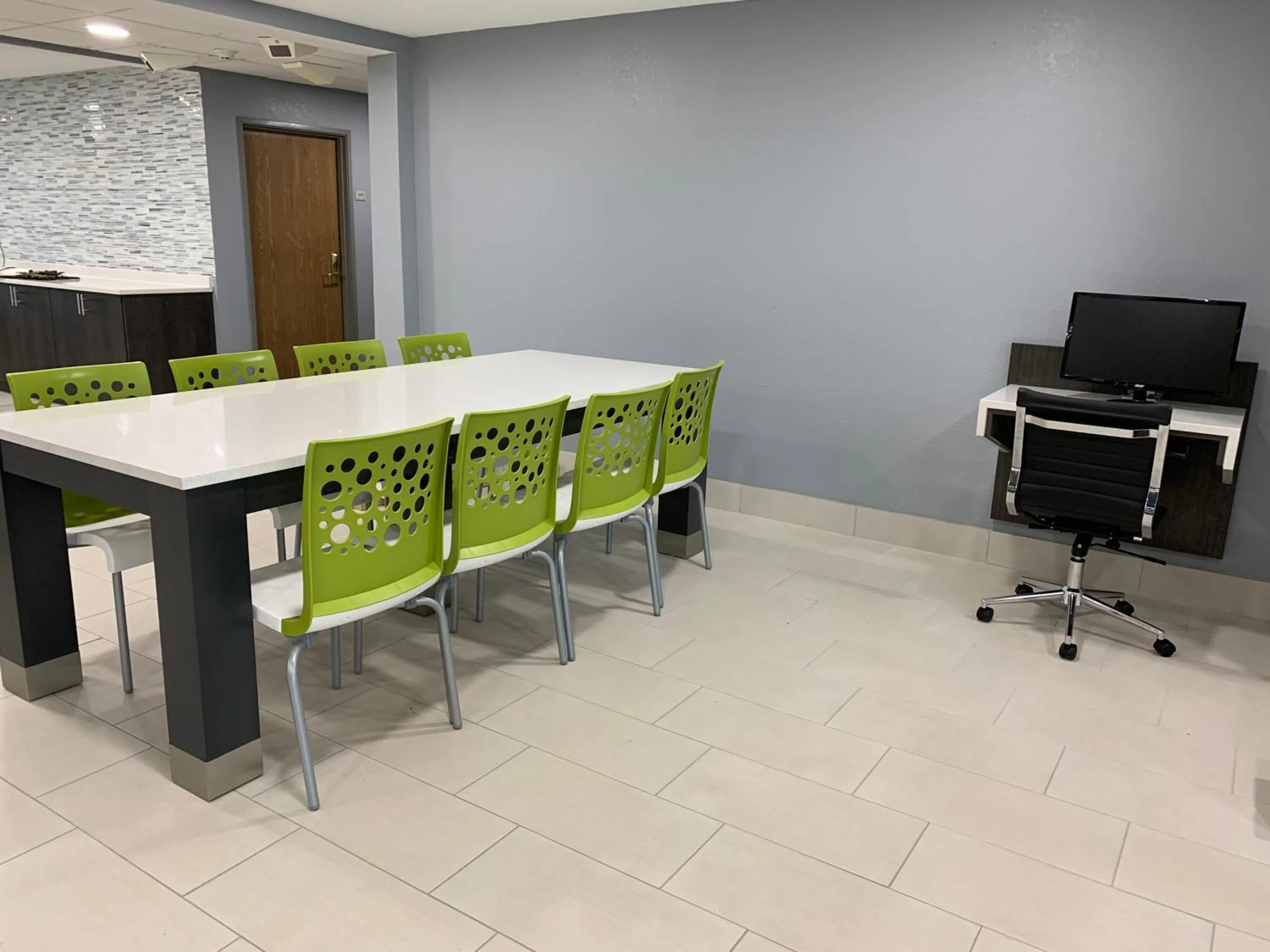 Communal lounge/ TV room in Quality Inn Owatonna Near Medical Center