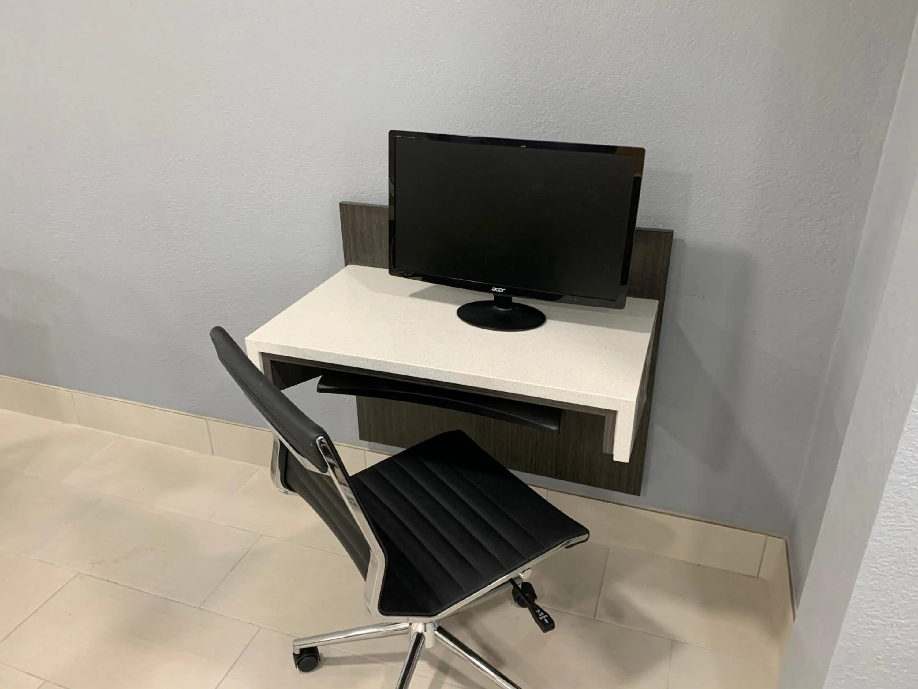 Business facilities, TV/Entertainment Center in Quality Inn Owatonna Near Medical Center