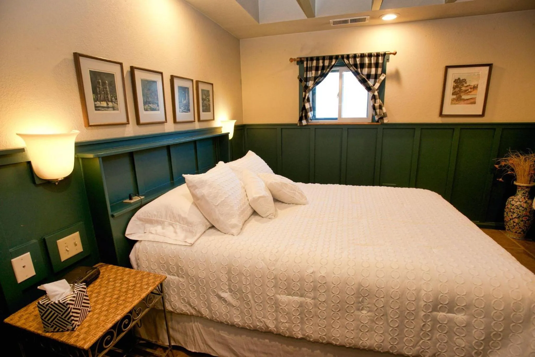 Bedroom, Bed in Cottage Inn by Casago McCall - Donerightmanagement