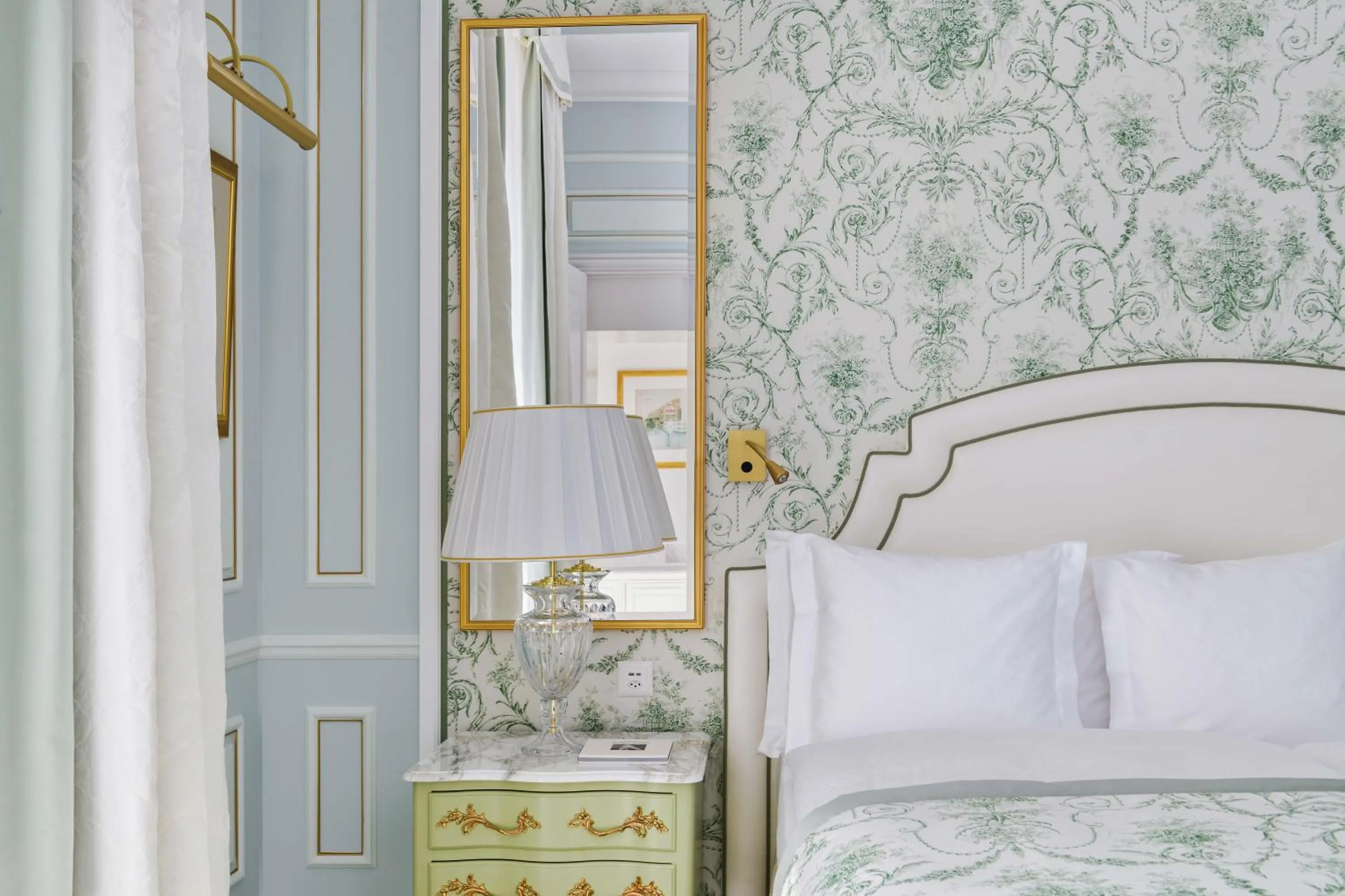 Bedroom in Beau-Rivage Palace